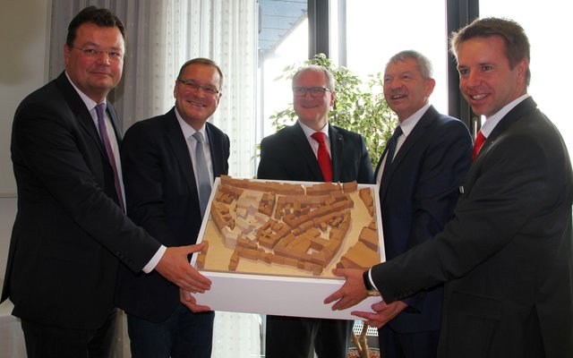 vlnr. Dr. Matthias Huberth von Sontowski und Partner, Oberbürgermeister Andreas Starke, Sparkassenvorstandsvorsitzender Stephan Kirchner, Landrat Johann Kalb und Sparkassenvorstand Thomas Endres