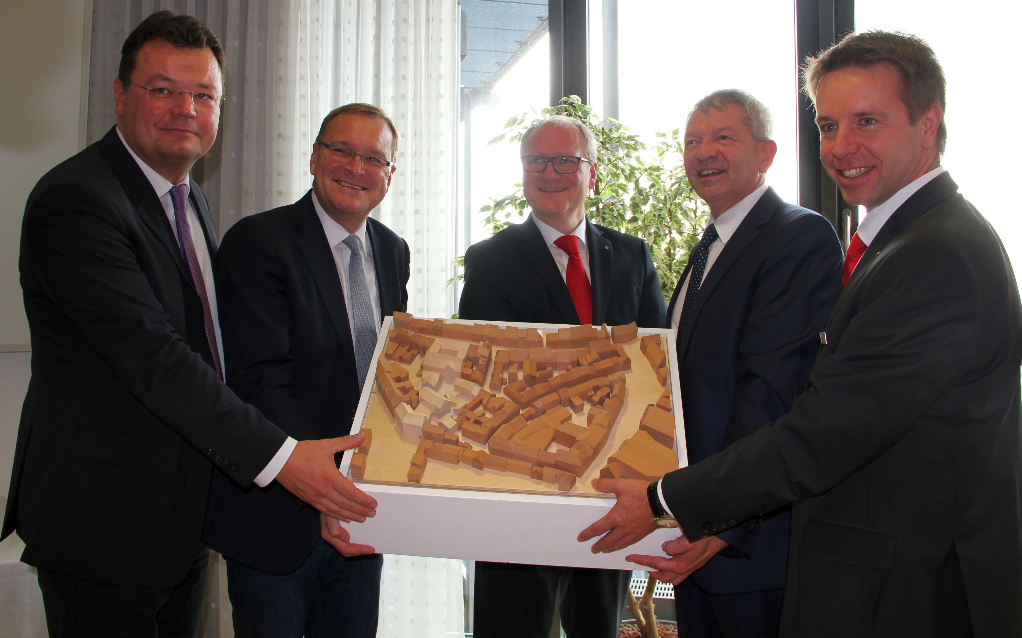 vlnr. Dr. Matthias Huberth von Sontowski und Partner, Oberbürgermeister Andreas Starke, Sparkassenvorstandsvorsitzender Stephan Kirchner, Landrat Johann Kalb und Sparkassenvorstand Thomas Endres