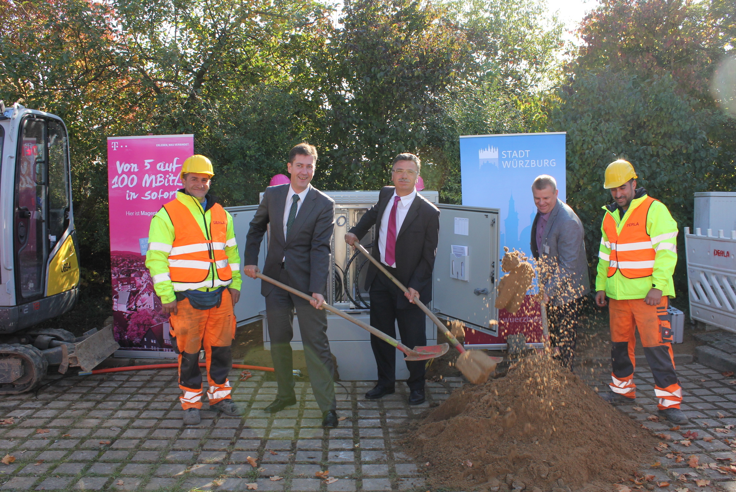 Symbolischer Spatenstich für den Beginn des Breitbandausbaus mit 110 Mbit/s mit Oberbürgermeister Christian Schuchardt (2.v.li), Klaus Markert (Projektleiter Dt. Telekom Technik GmbH, m.), Markus Winter (Regionalmanager Dt. Telekom, 2.v.re.), außerdem Sezayi Kurnaz und Özkan Serkan (außen li. und re, Firma Derla).