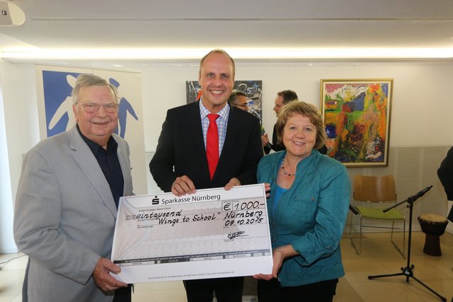 Bürgermeister Christian Vogel zeichnete Dagmar Gerhard (Mimikri) und Gerhard Friedrichs (Wings to School) für ihr Engagement aus.