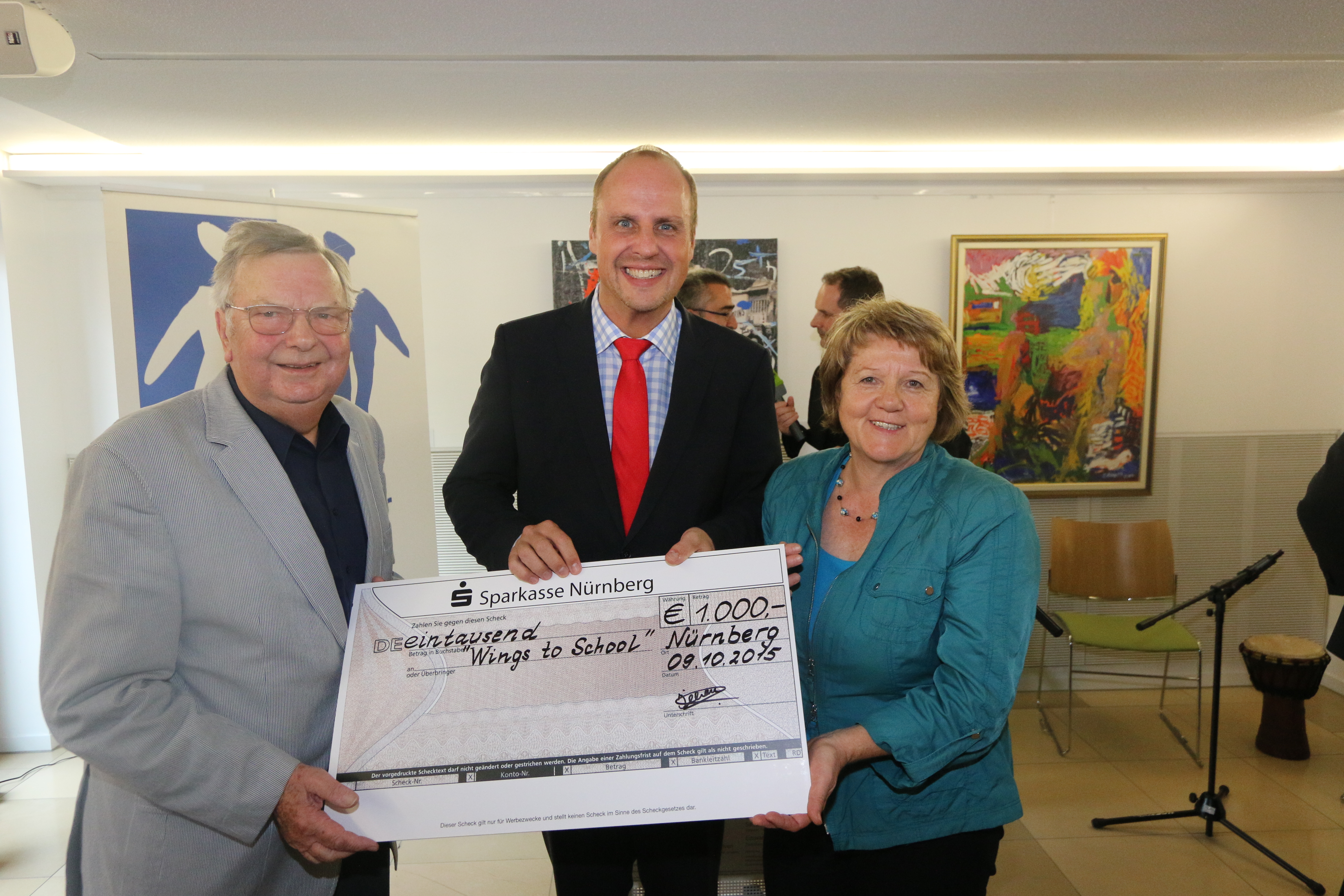 Bürgermeister Christian Vogel zeichnete Dagmar Gerhard (Mimikri) und Gerhard Friedrichs (Wings to School) für ihr Engagement aus.