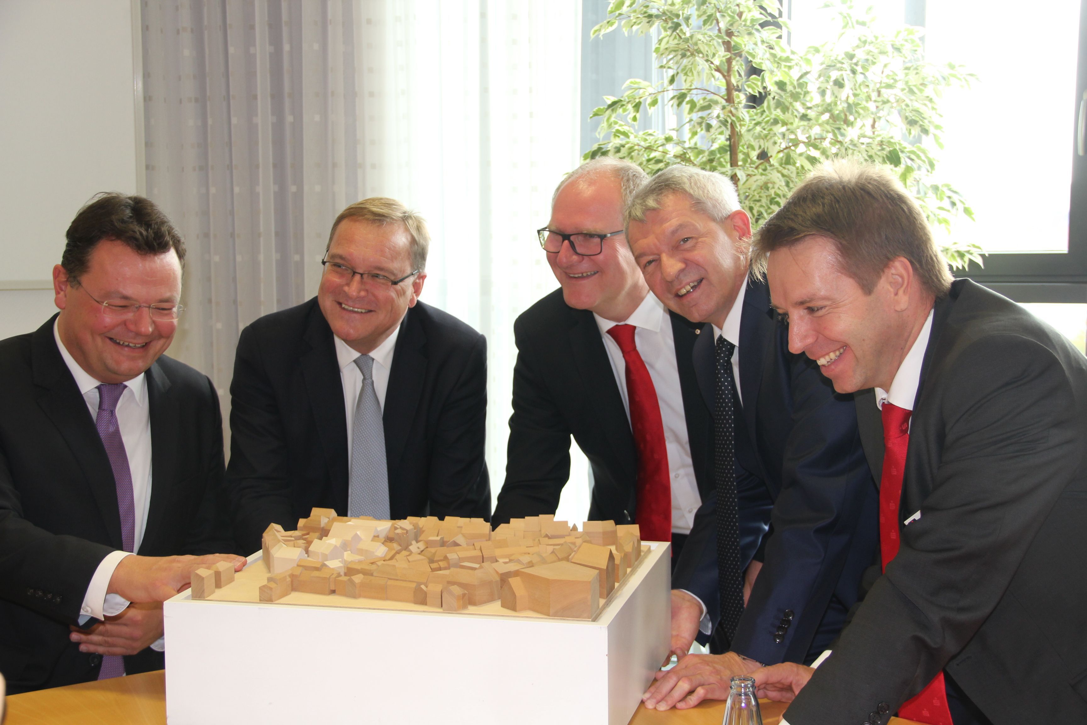 vlnr. Dr. Matthias Huberth von Sontowski und Partner, Oberbürgermeister Andreas Starke, Sparkassenvorstandsvorsitzender Stephan Kirchner, Landrat Johann Kalb und Sparkassenvorstand Thomas Endres