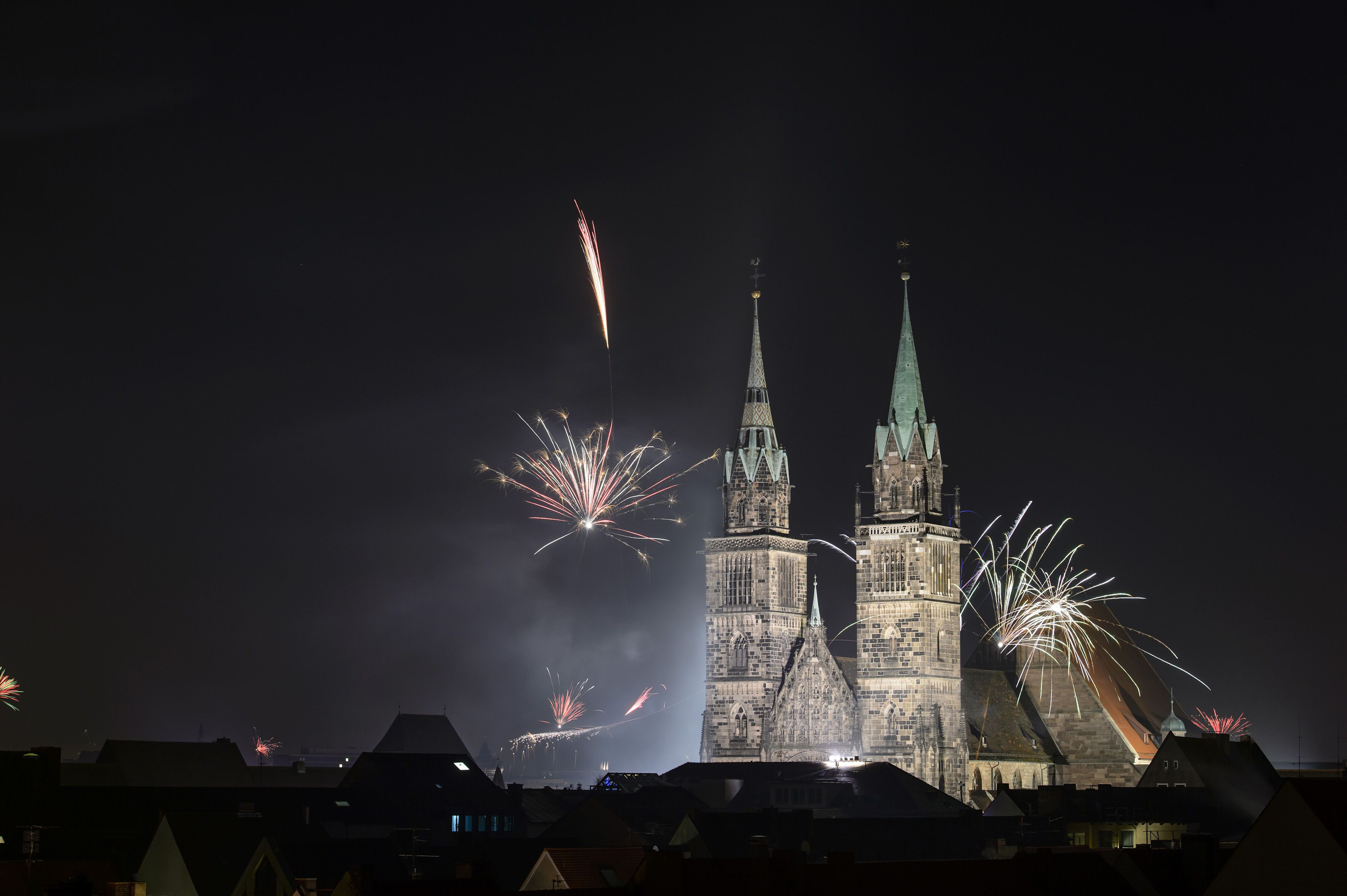 Es ist eine Nürnberger Spezialität, den Jahreswechsel mit Musik von Händel bis HipHop, Kabarett, Theater und innovativem Zirkus zu begehen. Das ,,Silvestival" rockt alle zwei Jahre das Rathaus und diverse Spielstätten in der Altstadt.
