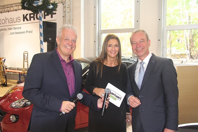 Die Charivari-Moderatoren Gerald Kappler und Tatjana Engelhardt (mit Autohaus Kropf-Geschäftsführer Andreas Mutschler / v.l.n.r.) führten durch das Eröffnungswochenende. Foto: Marc Stingl