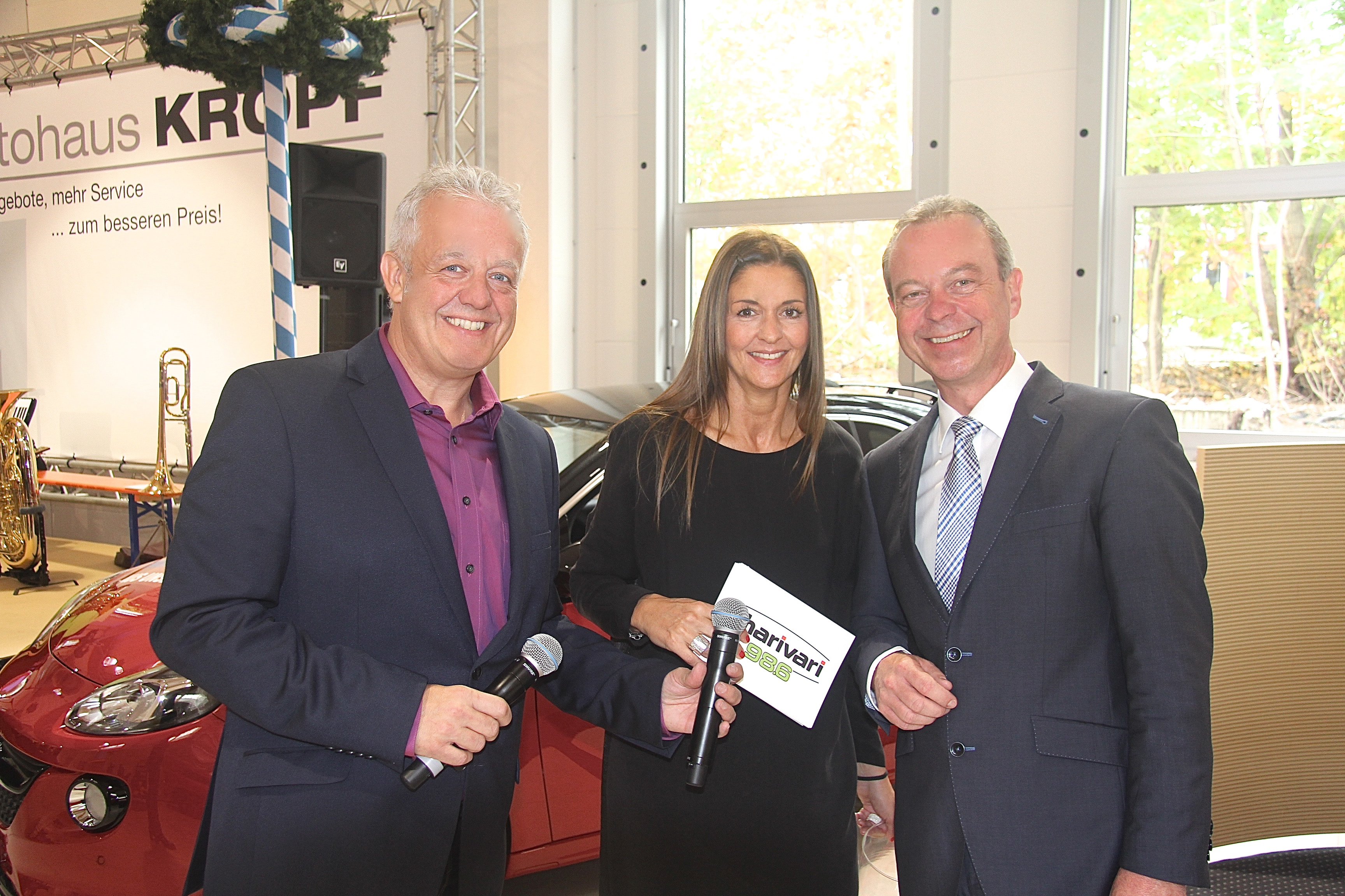 Die Charivari-Moderatoren Gerald Kappler und Tatjana Engelhardt (mit Autohaus Kropf-Geschäftsführer Andreas Mutschler / v.l.n.r.) führten durch das Eröffnungswochenende. Foto: Marc Stingl
