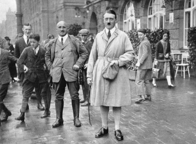 Schülerprojekt zur NS-Geschichte am Johannes-Scharrer-Gymnasium Nürnberg. Adolf Hitler und Julius Streicher (l.) 1923 in Nürnberg.  Quelle: Heinz Preiß, Adolf Hitler in Franken. Reden aus der Kampfzeit. Nürnberg 1939. | Foto: Quelle: Heinz Preiß