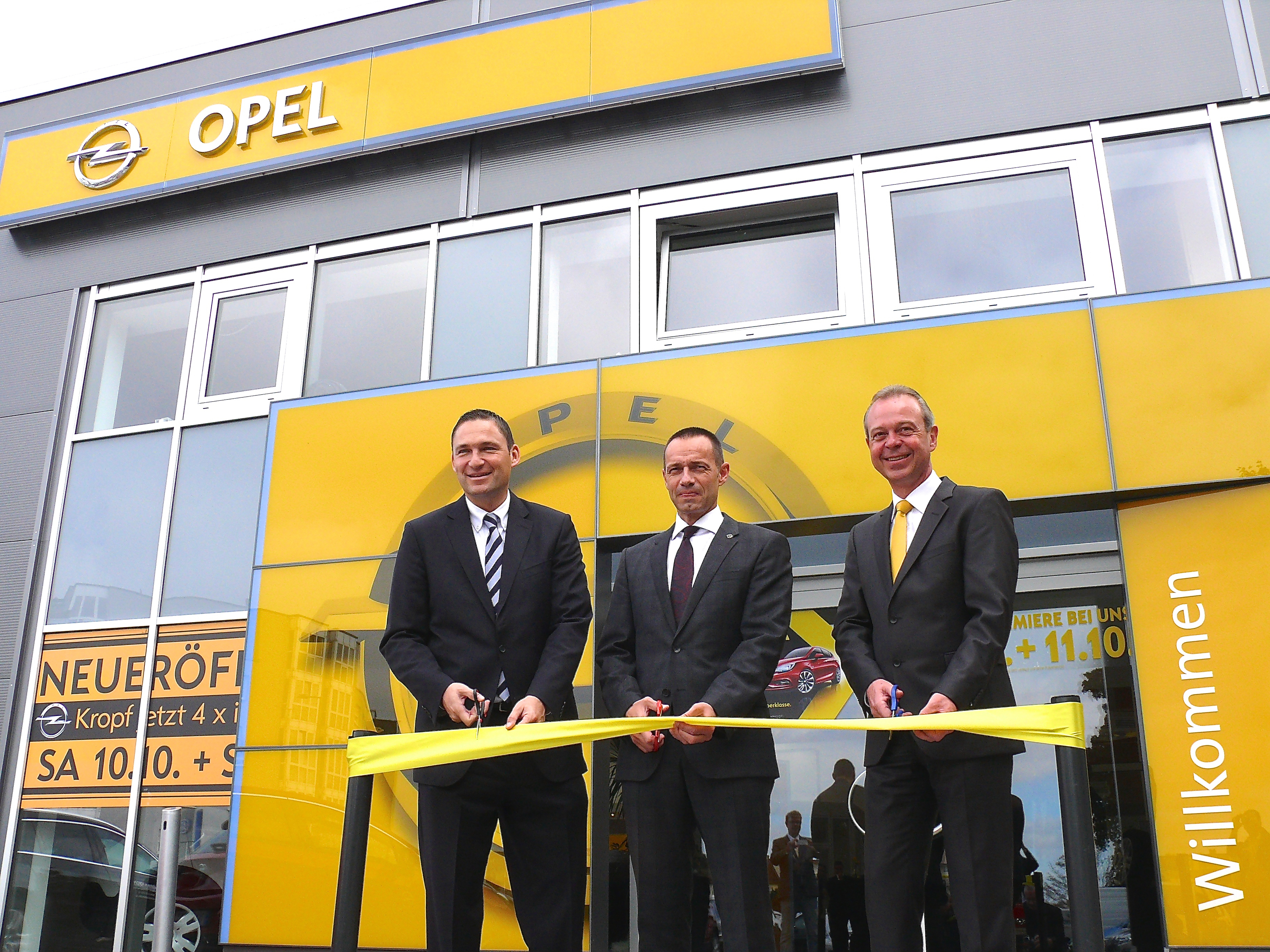 Neue Opel-Filiale von Autohaus Kropf: Roman Still (Vorstandssprecher AVAG Holding SE), Jürgen Keller (Opel Deutschland-Chef) und Andreas Mutschler (Geschäftsführer Autohaus Kropf / v.l.n.r.) durchschneiden symbolisch das Band. Foto: Uwe Müller