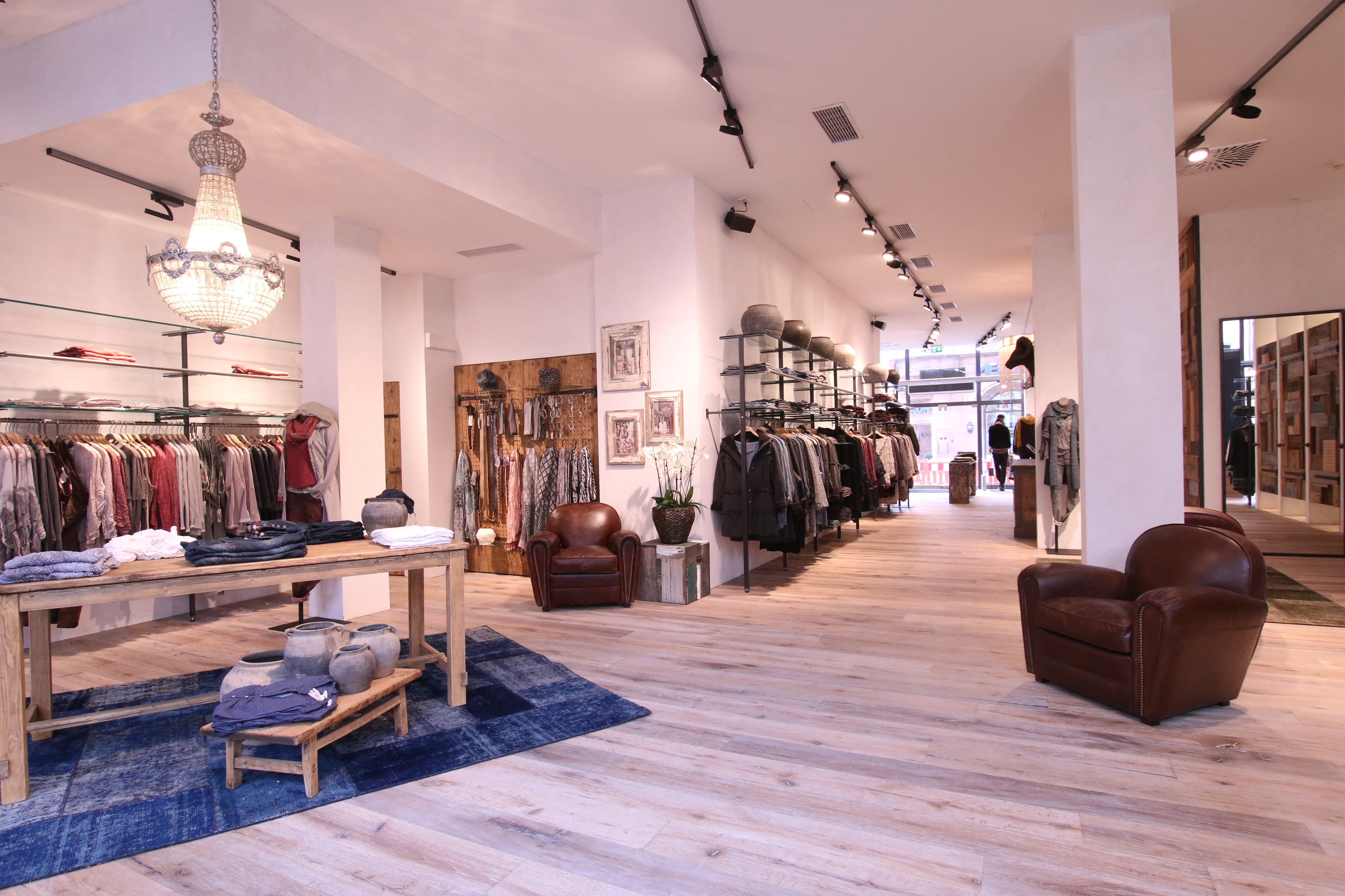Im NILE Store am Hefnersplatz trifft ein einzigartiges Ambiente auf Lieblingsteile mit Liebe zum Detail.