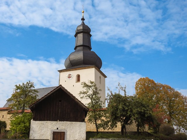 Wehrkirche St. Laurentius und Heinrich in Hohenpölz. | Foto: Nicole Fuchsbauer
