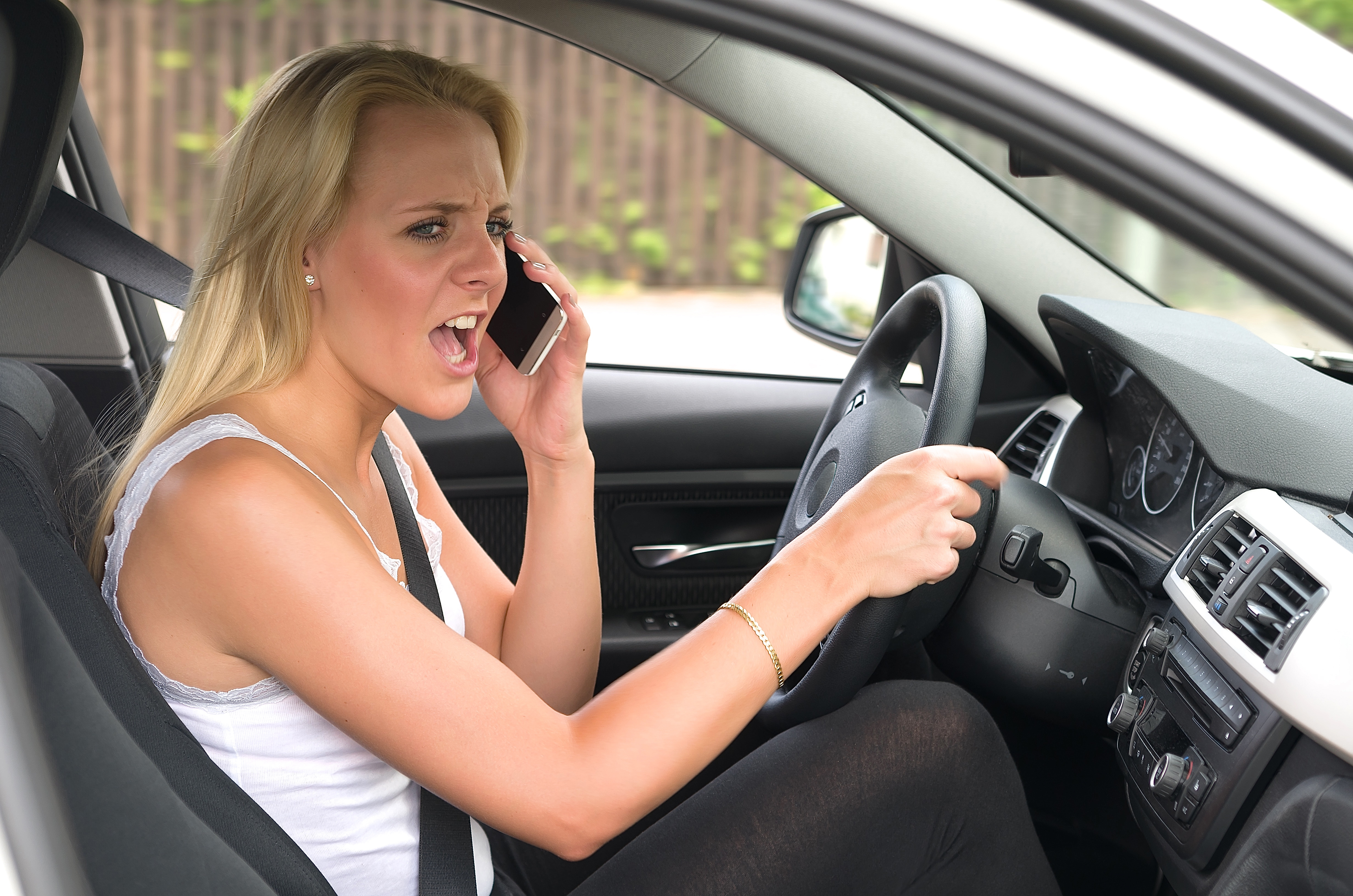 Bei laufendem Motor – und somit erst recht beim Fahren – gilt: Hände weg vom Handy! Foto: © fotografx324/Fotolia.com