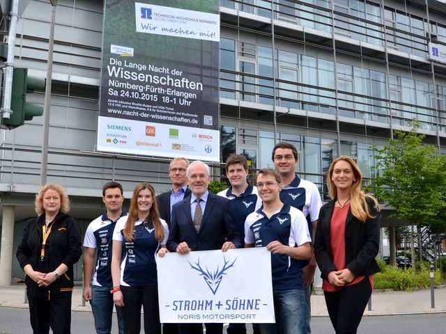Freuen sich auf die 7. Lange Nacht der Wissenschaften: Prof. Dr. Michael Braun (Mitte), Präsident der Technischen Hochschule Nürnberg, stellte mit (v.l.) Sigrid Baumann (Continental), Sebastian Hirschmann (StrOHM+Söhne), Christina Wichtrey (StrOHM+Söhne), Prof. Dr. Ulrich Grau (TH Nürnberg), Andreas Geiger (StrOHM+Söhne), Rolf Seebeck (StrOHM+Söhne), Roman Schaal (StrOHM+Söhne) und Rita Rohmfeld (Schaeffler Technologies AG & Co. KG) das Plakat zur Langen Nacht der Wissenschaft vor.