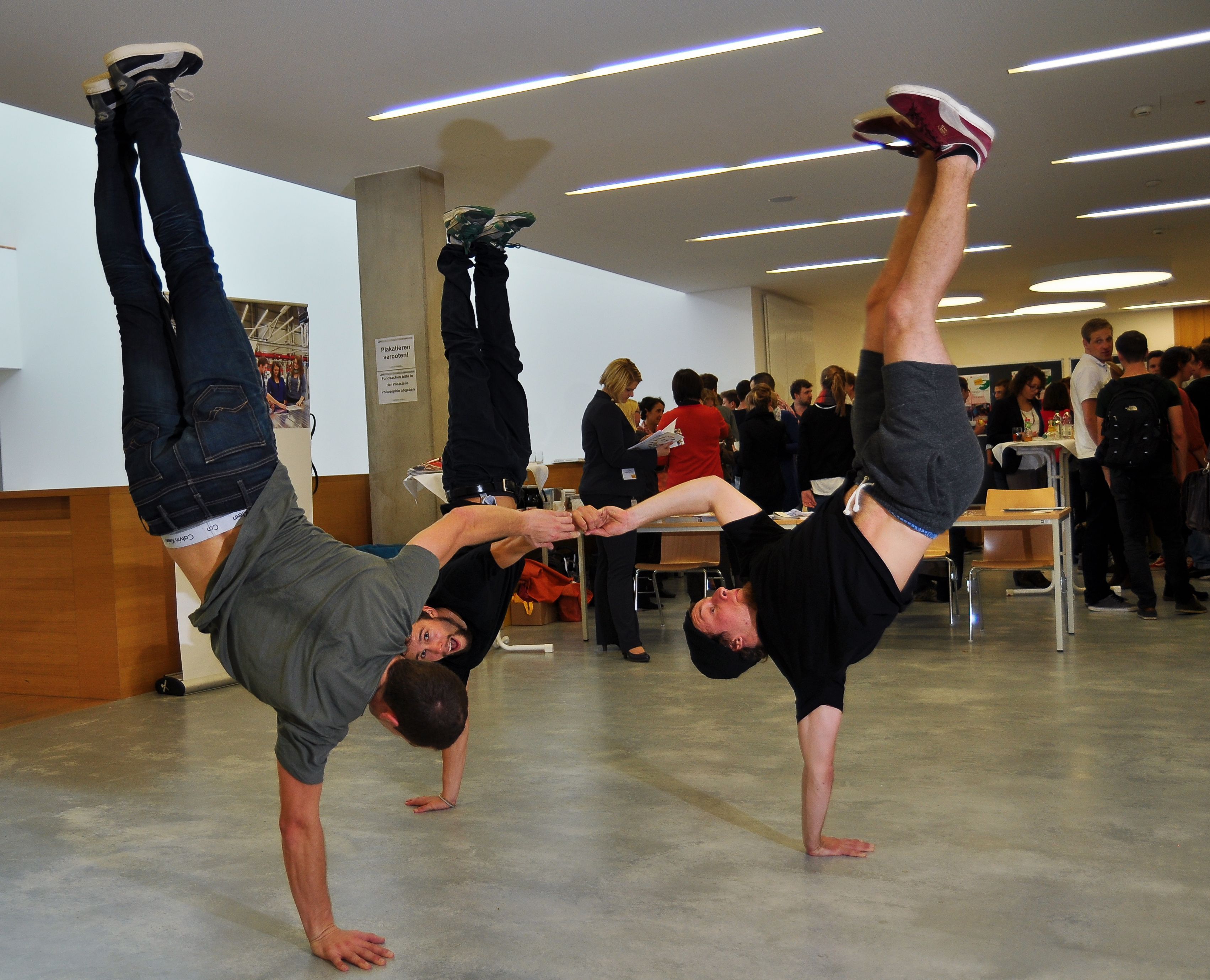 Movement PhysiX sorgten mit ihrer Breakdance-Choreographie für einen dynamischen Auftakt der Kooperationsbörse.