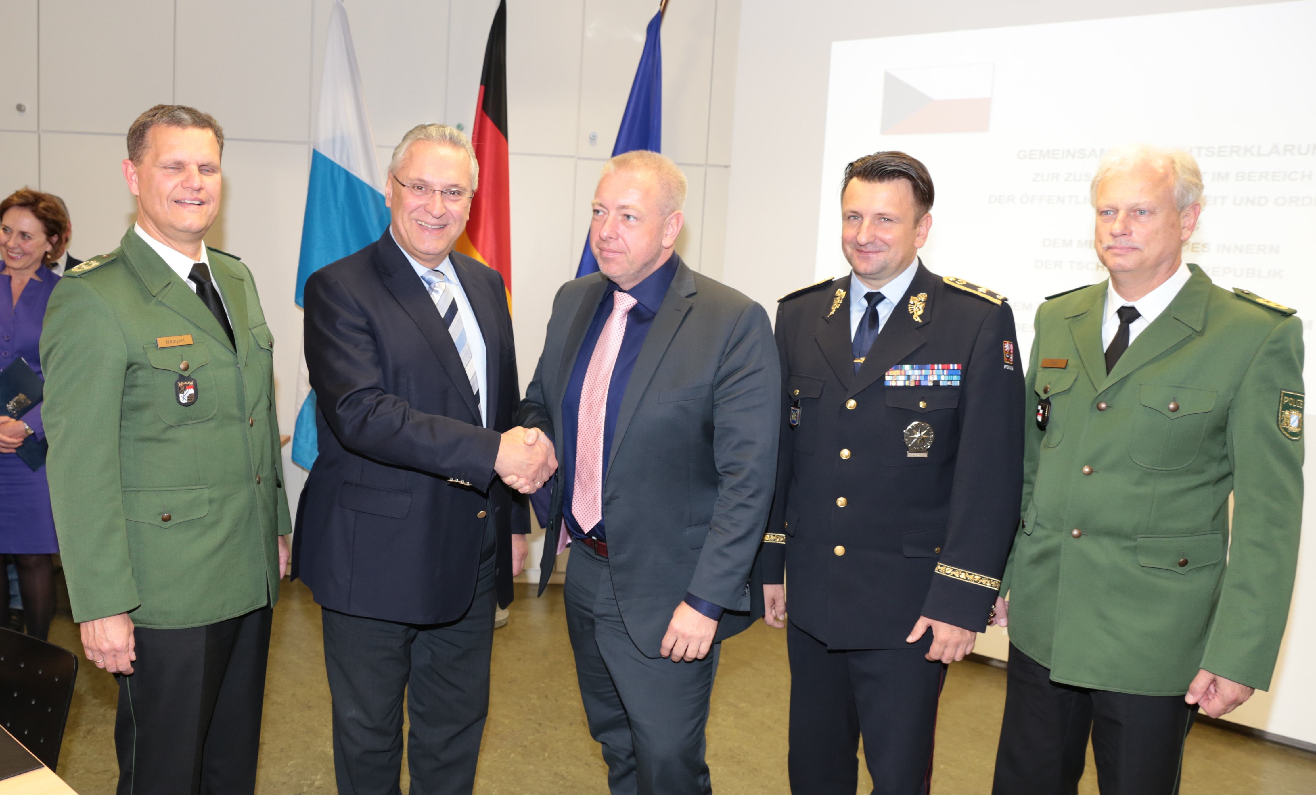 Bayerns Innenminister Joachim Herrmann (2.v.l.) und Tschechiens Innenminister Milan Chovanec (3.v.r.) mit den Polizeipräsidenten nach Vertragsunterzeichnung.