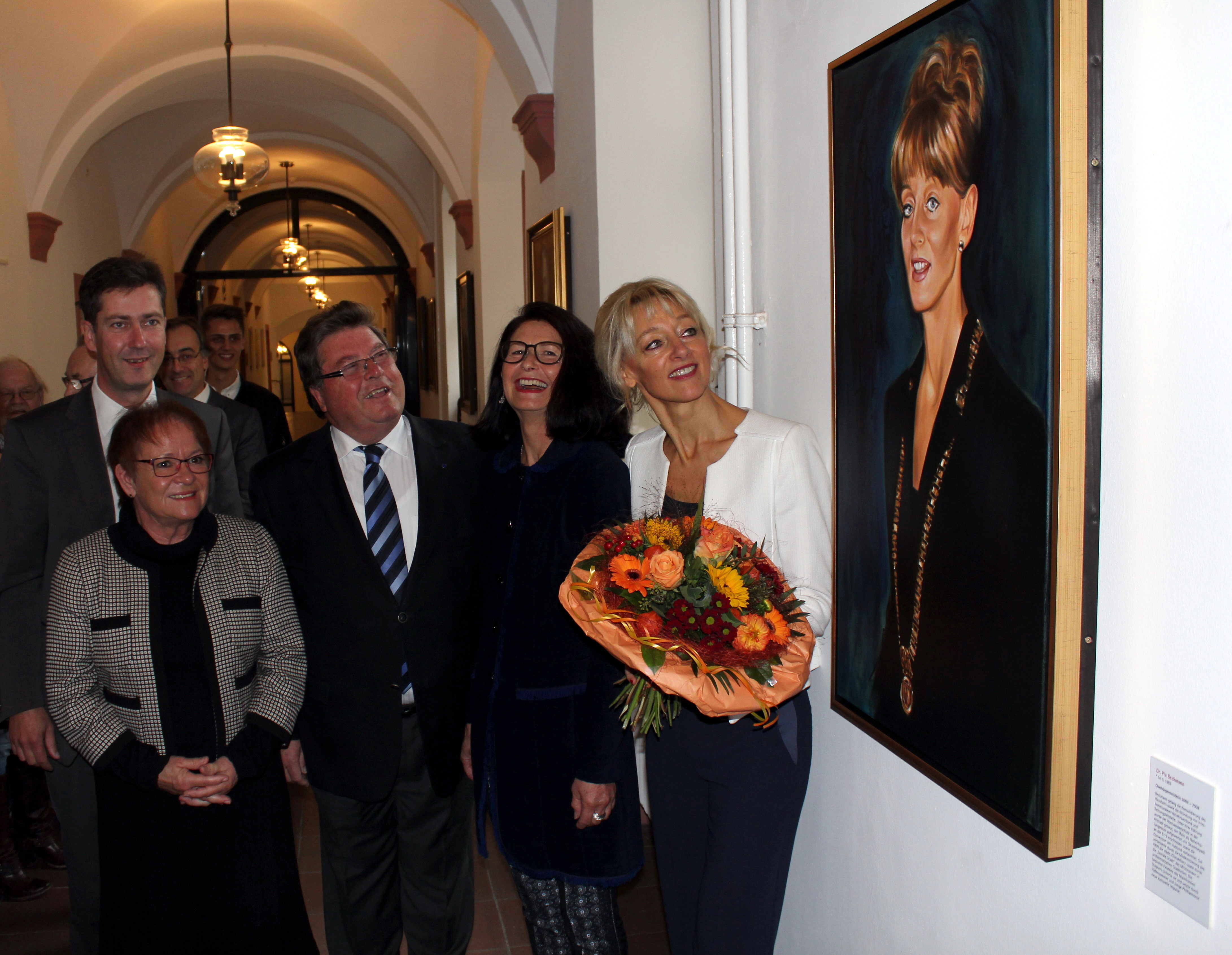 Enthüllt: Oberbürgermeister Christian Schuchardt, Bürgermeisterin Marion Schäfer-Blake, Bürgermeister Dr. Adolf Bauer, die Künstlerin Edith Kunz und die ehemalige Oberbürgermeisterin Dr. Pia Beckmann riskieren zusammen mit vielen Weggefährten und Familienangehörigen einen ersten Blick auf die nun erweiterte Galerie im Rathaus.