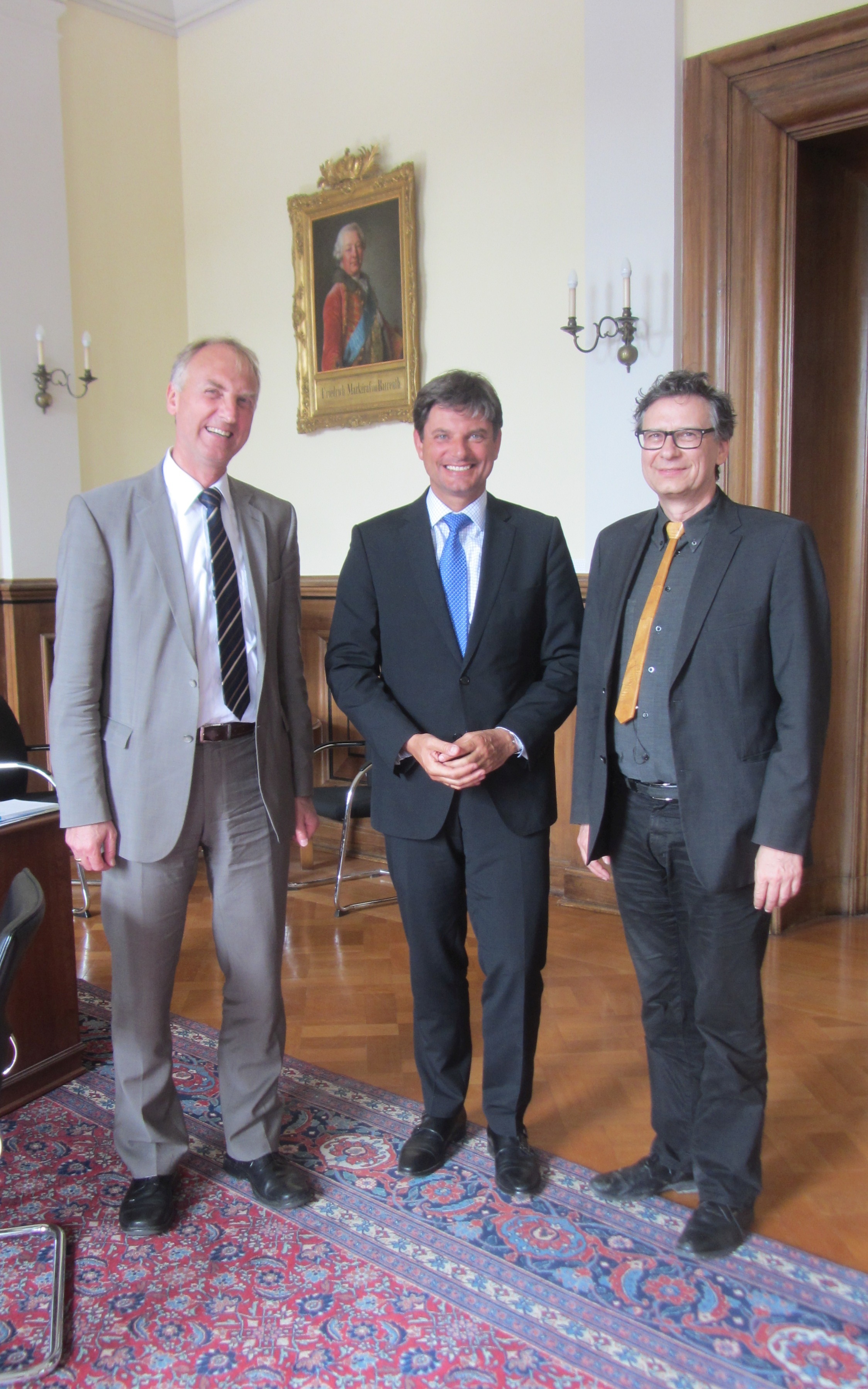 Der
Geschäftsführer der Kulturidee Ralf Gabriel (l.) und Projektleiter der Langen Nacht Pierre Leich (r.) beim Vorgespräch zur 7. Langen Nacht der Wissenschaften mit dem Präsidenten der Friedrich-Alexander-Universität Erlangen-Nürnberg Prof. Dr. Joachim Hornegger (Mitte).