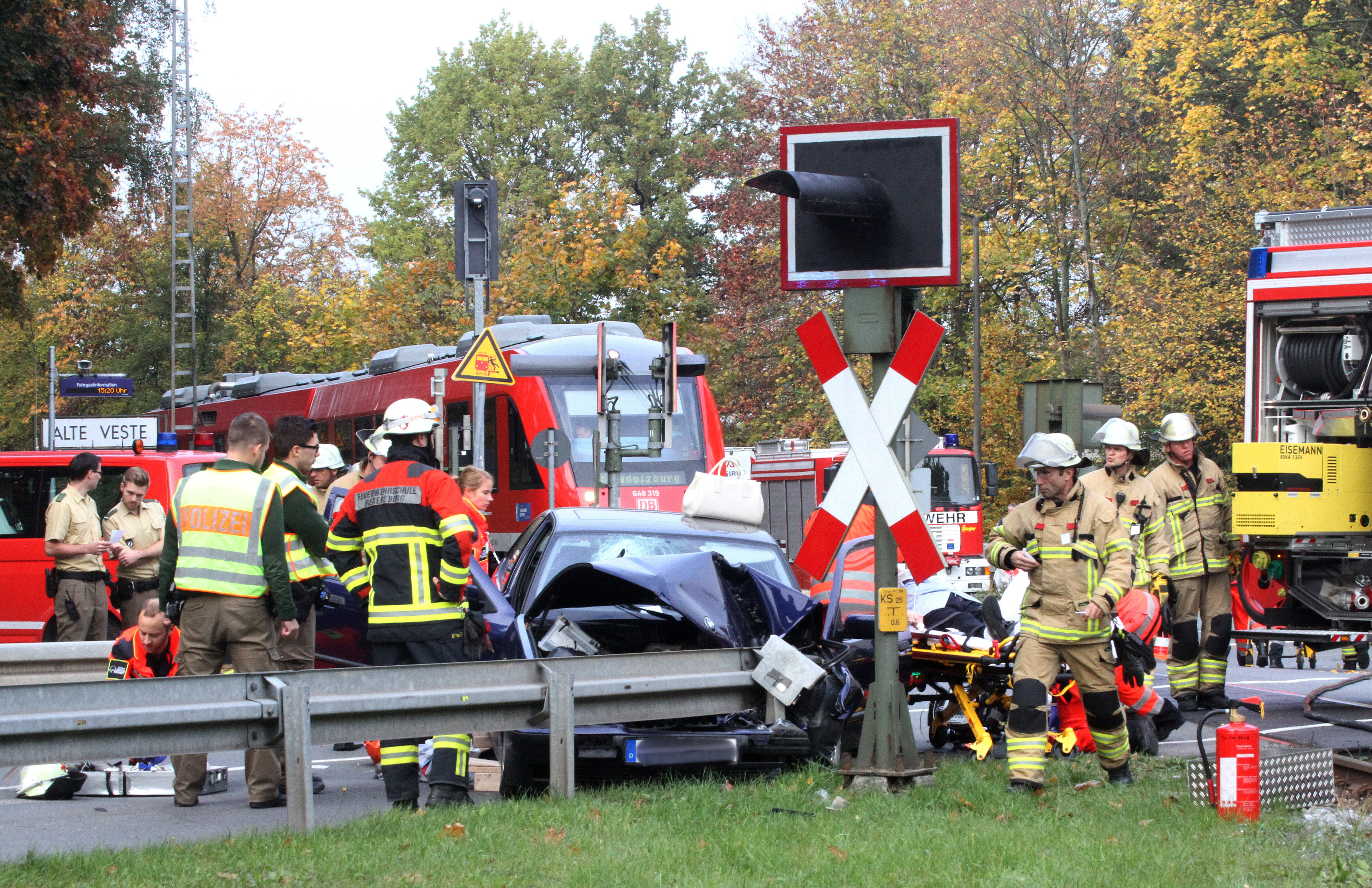 Unfall Bahnübergang Alte Veste - Bergung der Insassen.