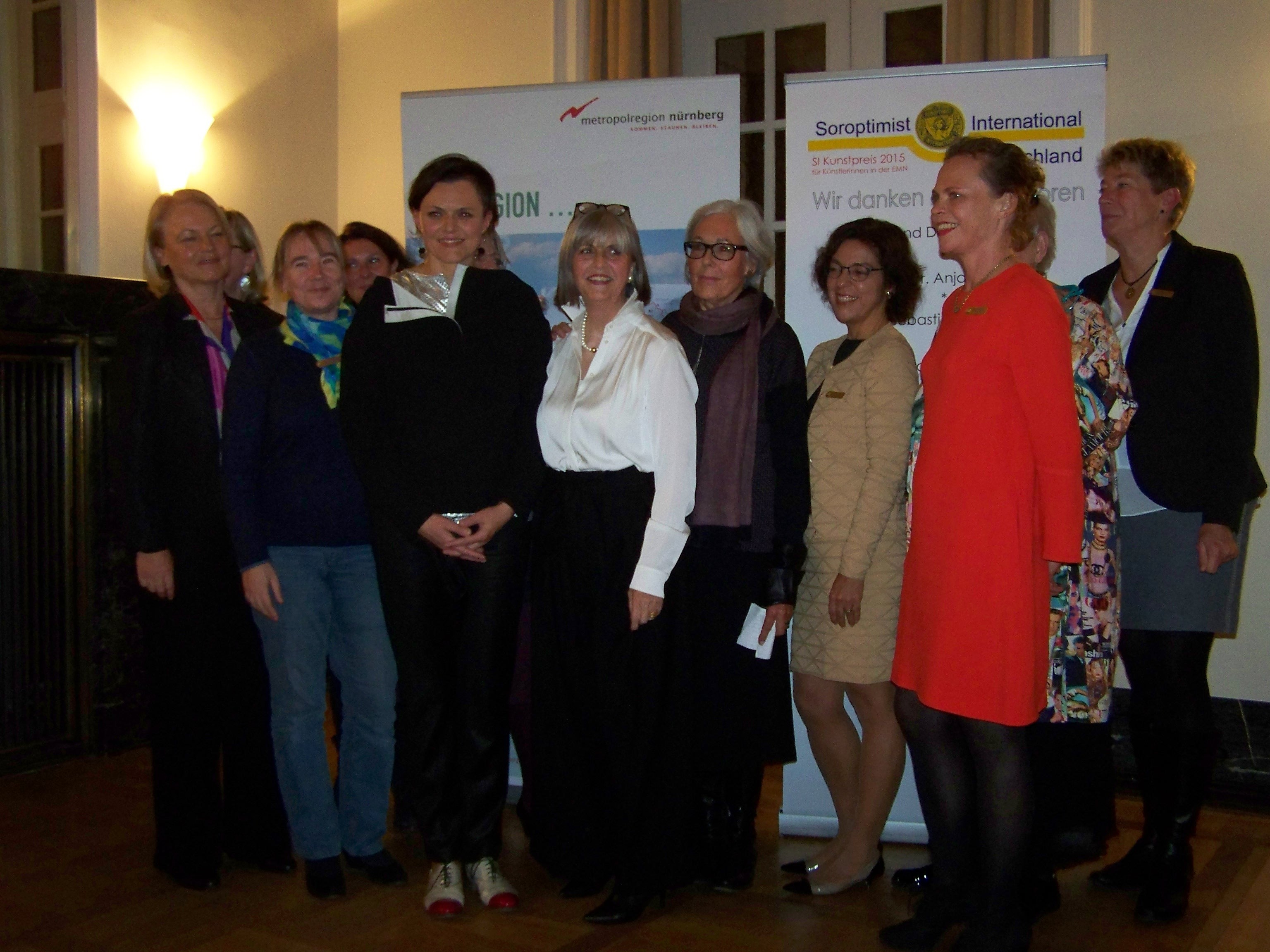 Soroptimist-Kunstpreis (v.l.): Elisabeth Henninger-Ouhib (Bamberg), Dr. Ursula Hahn (Erlangen), Dr. Marina Schneinost (Bamberg), Elke Sommer (Forchheim-Kaiserpfalz), Aldona Roza Kut, Edith Viezens-Kleinert (dahinter), Jutta Knöchel (Nürnberg, Monika Bouhon (Nürnberg), Michelle Antonioli (Bamberg), Gabriele Ullmann verdeckt (Bamberg), Dr. Andrea Klein- dienst (Amberg), Elke Raschzok-Falk (Forchheim-Kaiserpfalz).