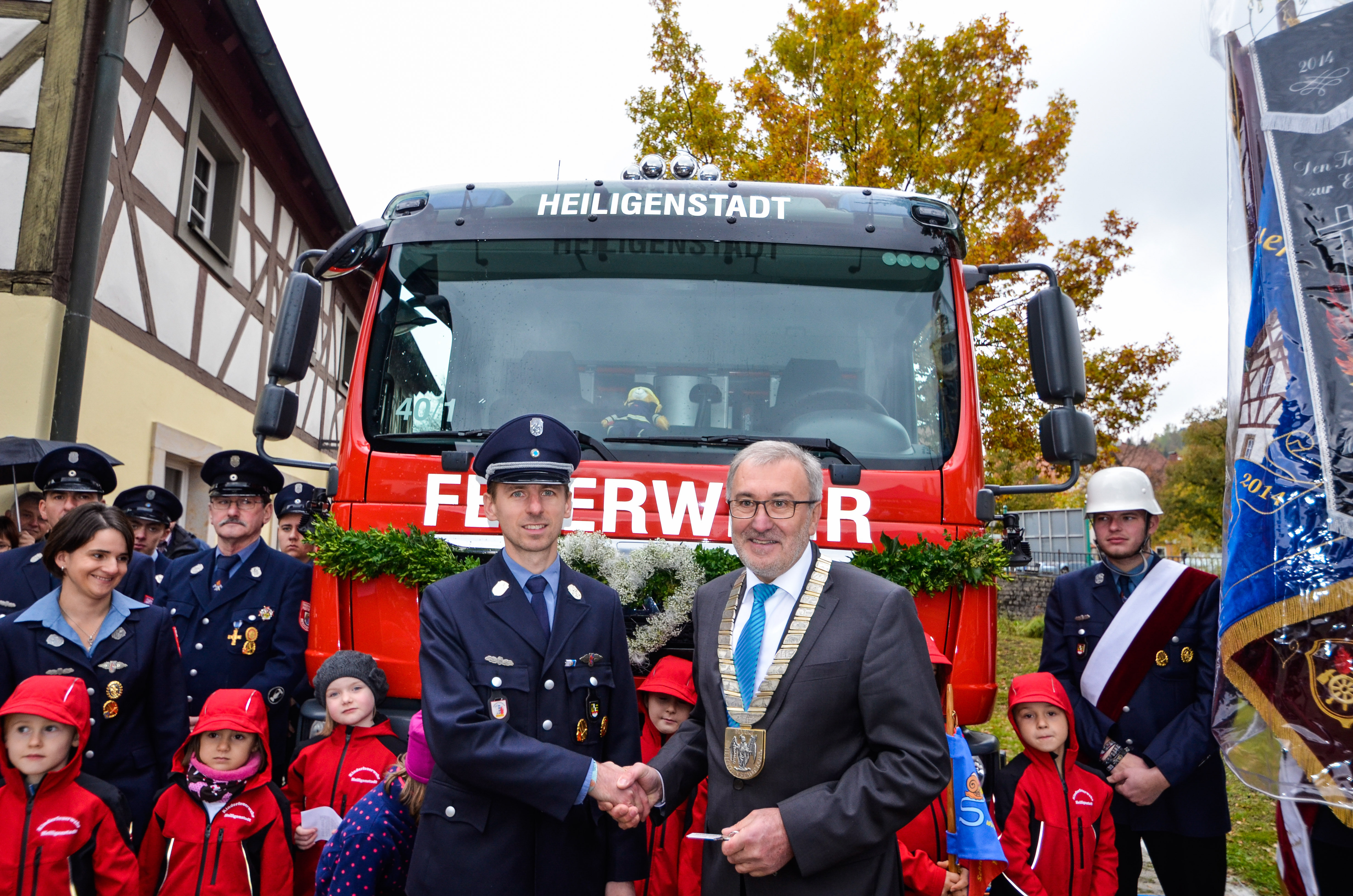 1. Bürgermeister Helmut Krämer (r.) übergibt feierlich die Schlüssel für das neue Feuerwehrfahrzeug an den Kommandanten der FW-Heiligenstadt Christian Ott.