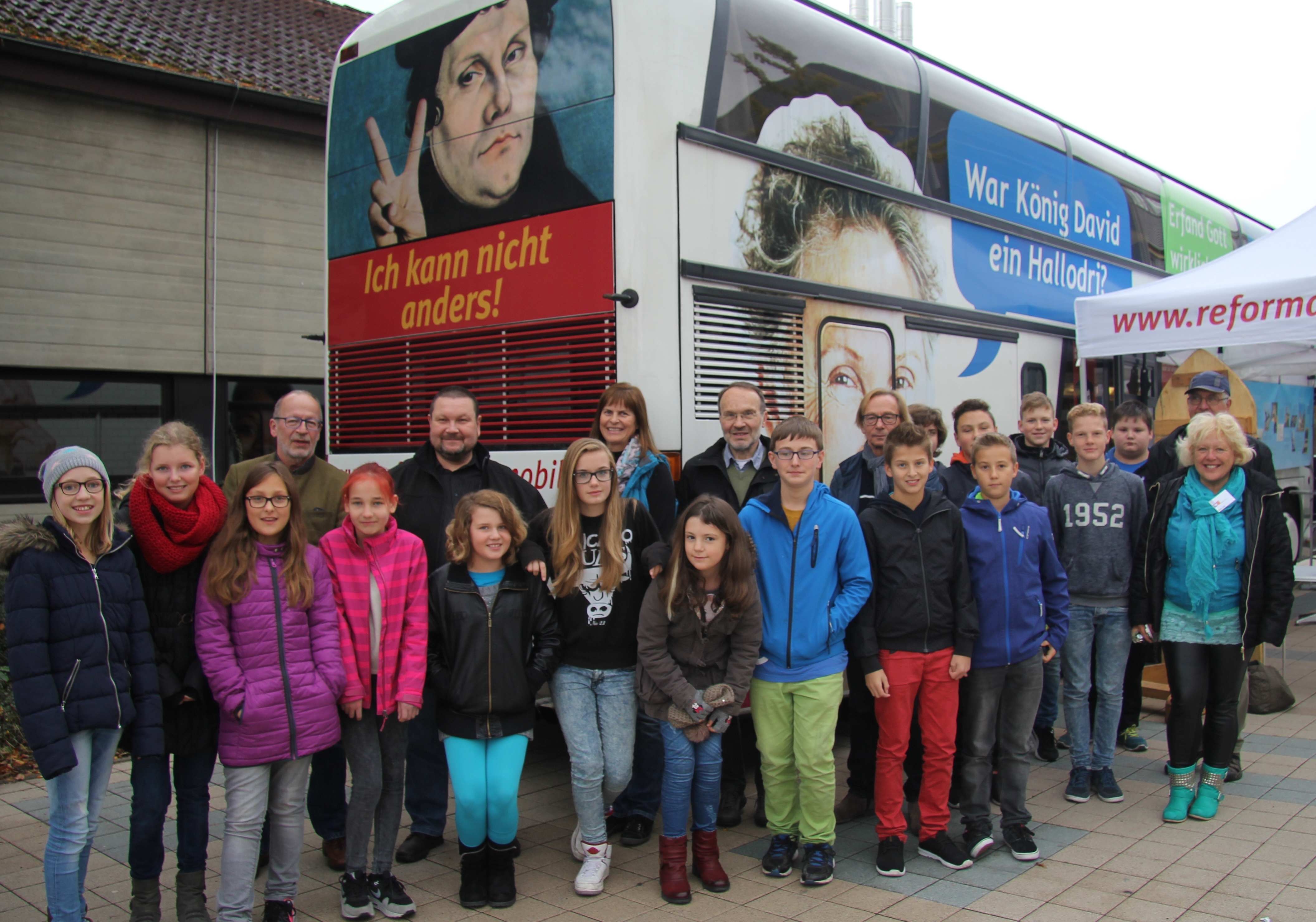 Reformationsmobil vor der Mittelschule Uffenheim mit Konfirmandinnen und Konfirmanden