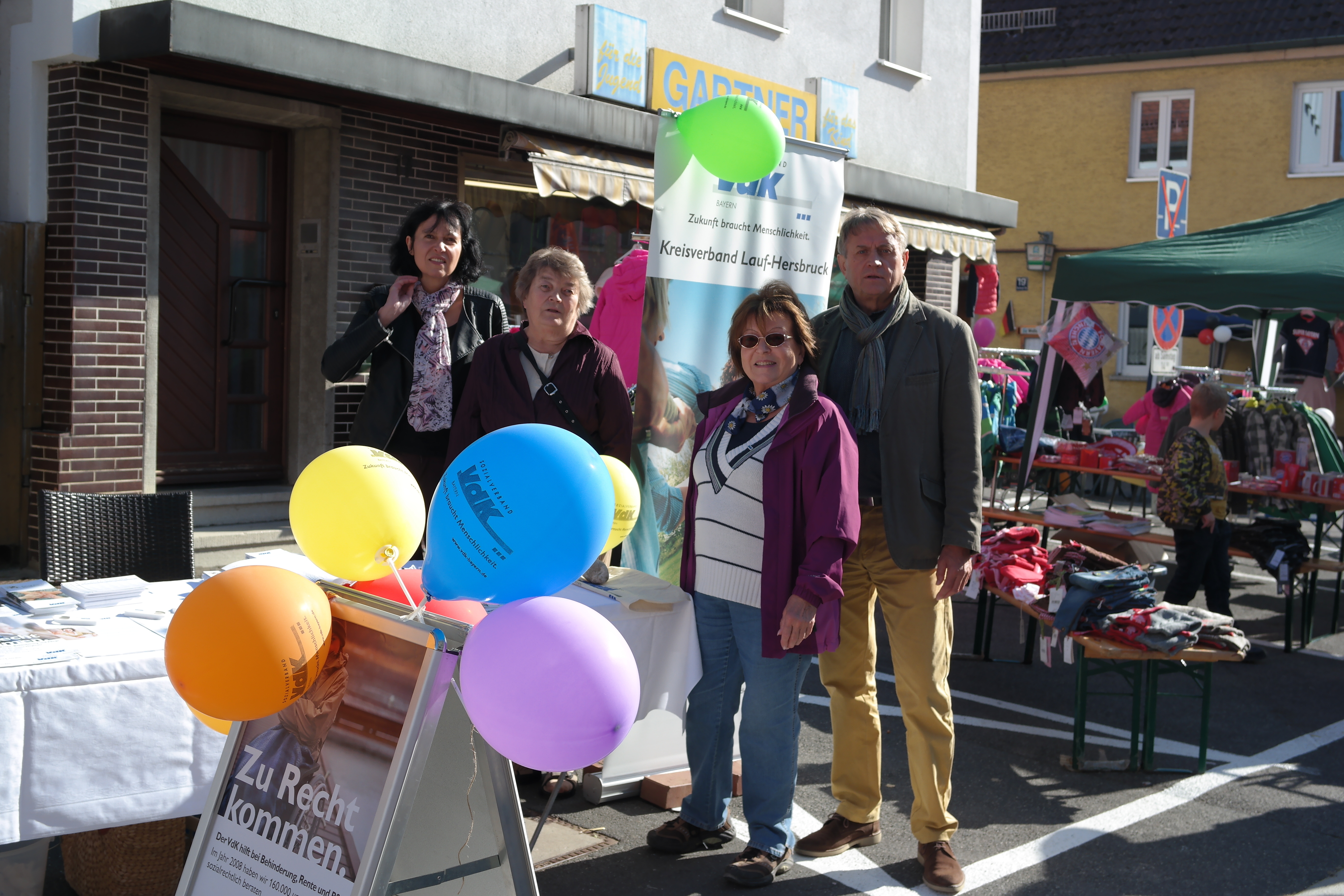 Hoher Besuch am VdK-Stand: v.l.n.r.: Monika Herbst, Mitarbeiterin im Kreisverband, Kreisfrau Anni Lederer, VdK-Ortsvorsitzende Christina Täuber, VdK- Kreisvorsitzender Karl Jäger