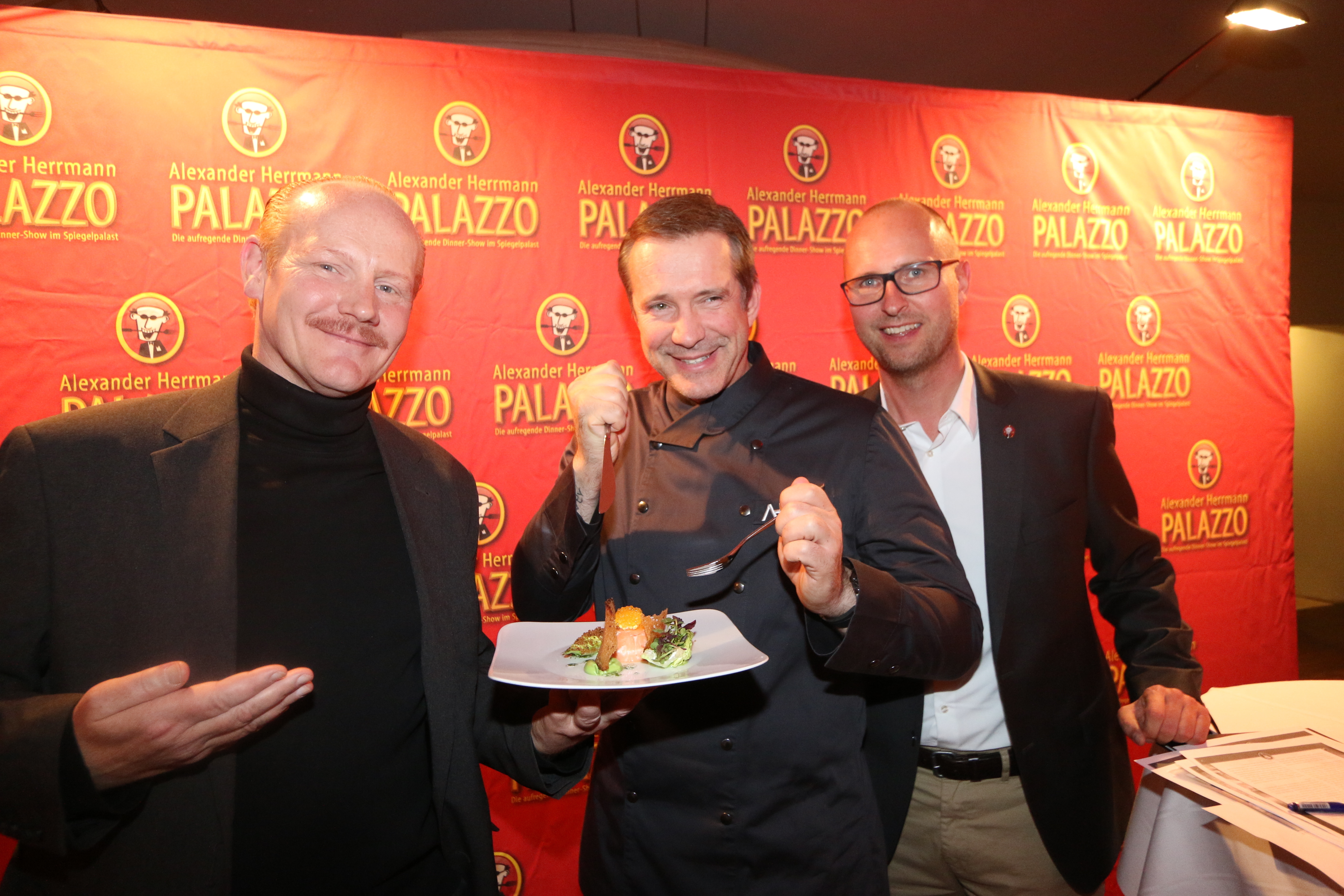 Schauspieler Sven Riemann (l.), führt durch den Abend, Alexander Herrmann (M.) und Matthias Adolph (r.), Palazzo-Manager, präsentieren das diesjährige Menü.