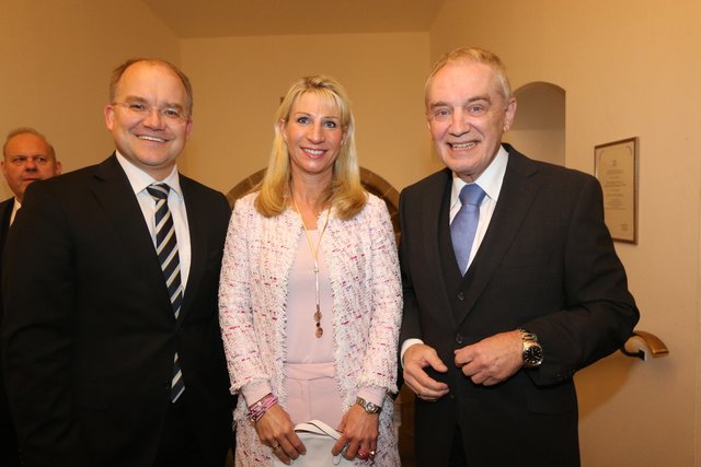 Sebastian Brehm (l.), Hans Peter Schmidt, Honorarkonsul Tschechien und Karin Baumüller- Söder. | Foto: © John R. Braun
