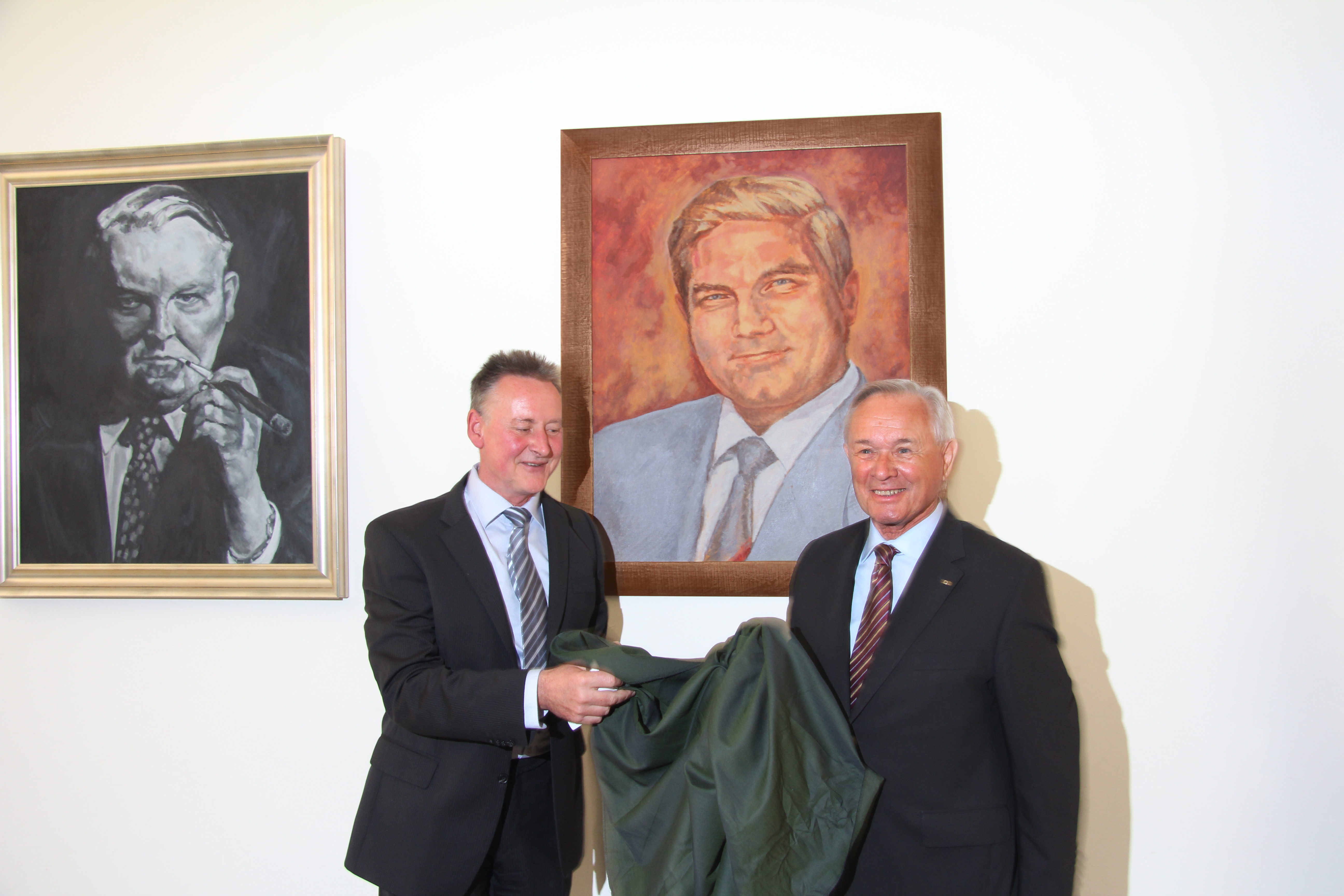 Oberbürgermeister Dr. Thomas Jung und Wilhelm Polster (r.), Vorstand der Manfred-Roth-Stiftung, enthüllten das Gemälde.