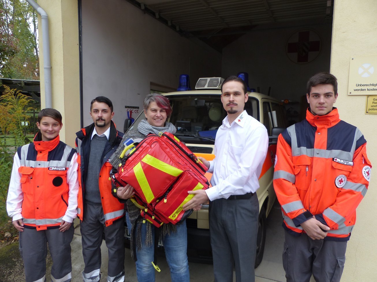 Erste Bürgermeisterin Birgit Huber beim Besuch der Oberasbacher SEG mit dem kommissarischen Leiter Thorsten Korn (2.v.r.) und den Einsatzkräften Tatiana Ko-louch, Frank Schadi und Philipp Nebel (v.l.)