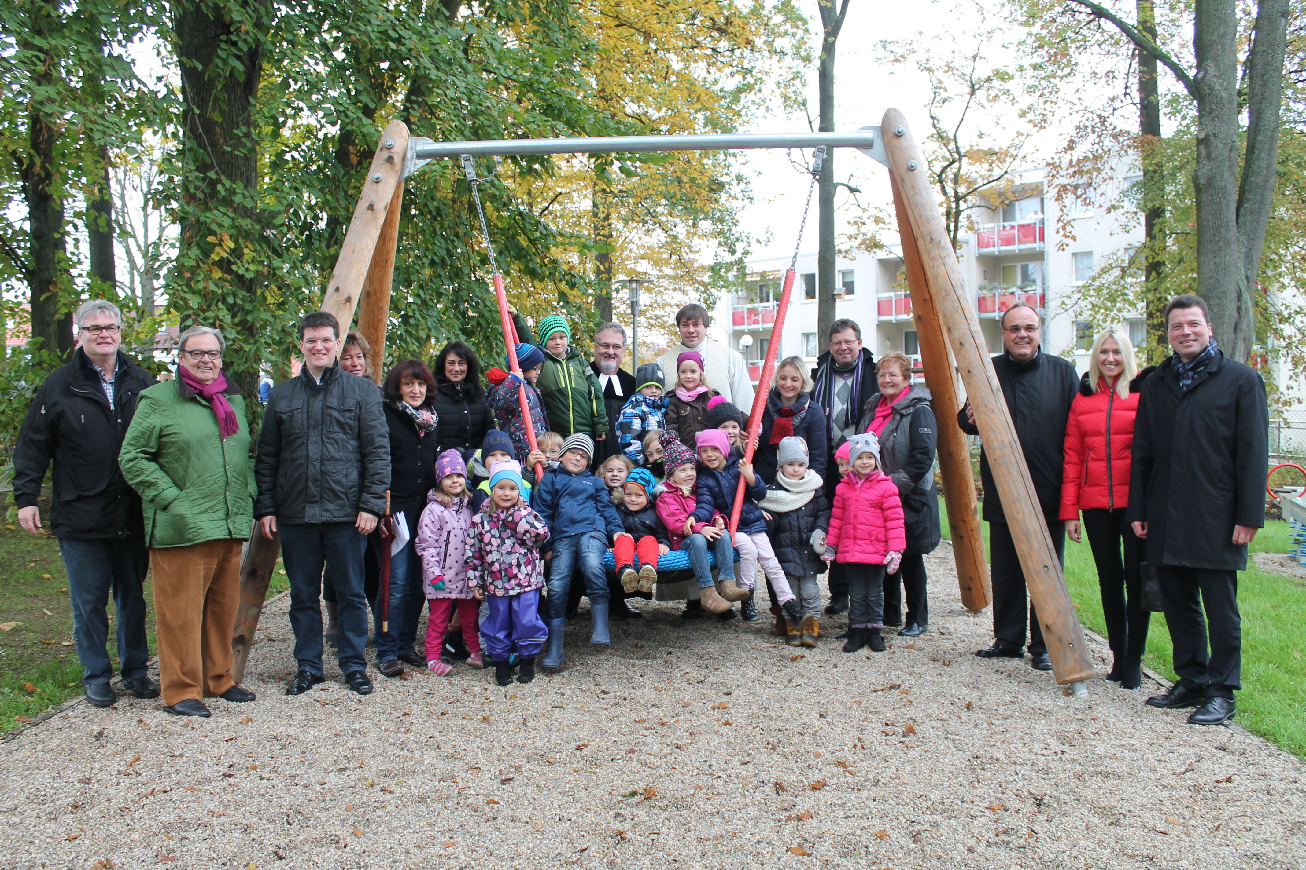 Oberbürgermeister Dr. Harald Fichtner (re.) und Bürgermeister Eberhard Siller (2.v.r.) mit Vertretern des Stadtrates und des Seniorenheimes Christiansreuth, Kindern und Betreuern der Kinderoase Dreieinigkeitskirche, Stiftungsleiter Siegfried Leupold (5.v.r.), Pfarrer Wiedow und Pfarrer Dinter sowie Stadtjugendpfleger Klaus Wulf (li.)