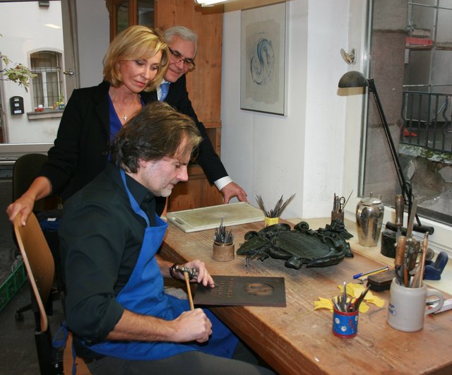 MdB Dagmar Wöhrl und Thomas Weitzenfelder schauen dem Künstler Thomas Haydn über die Schulter.