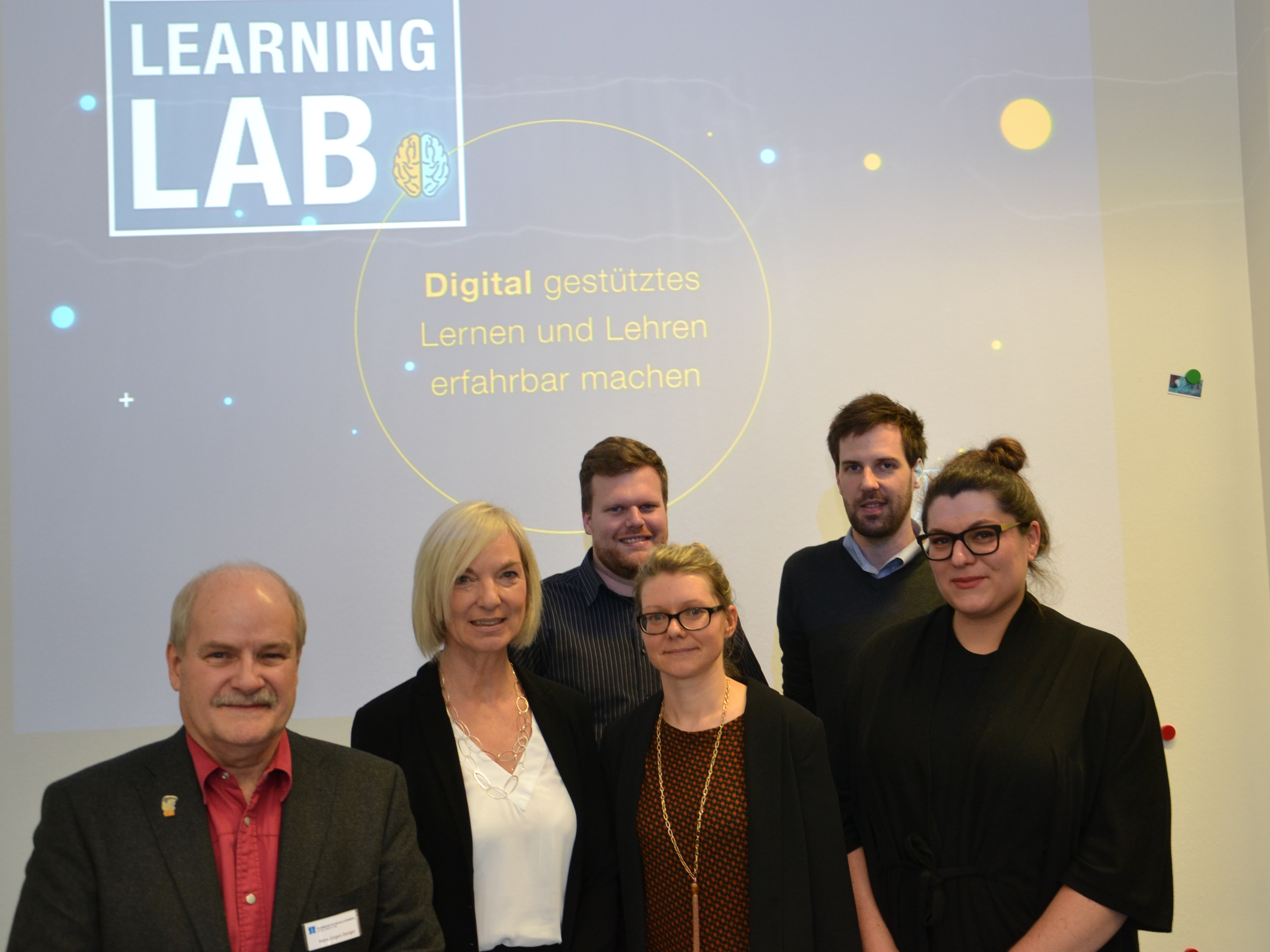 An der TH Nürnberg fiel der Startschuss für ein bayernweit einzigartiges kreatives Projekt: Das Learning Lab. Dort wird digital gestütztes Lehren und Lernen durch Erleben und praktisches Tun erfahrbar (v.l.): Hans-Jürgen Stenger, Susanne Weissman, Simon Roderus, Susann Werner, Oliver Franzen, Stefanie Storch.