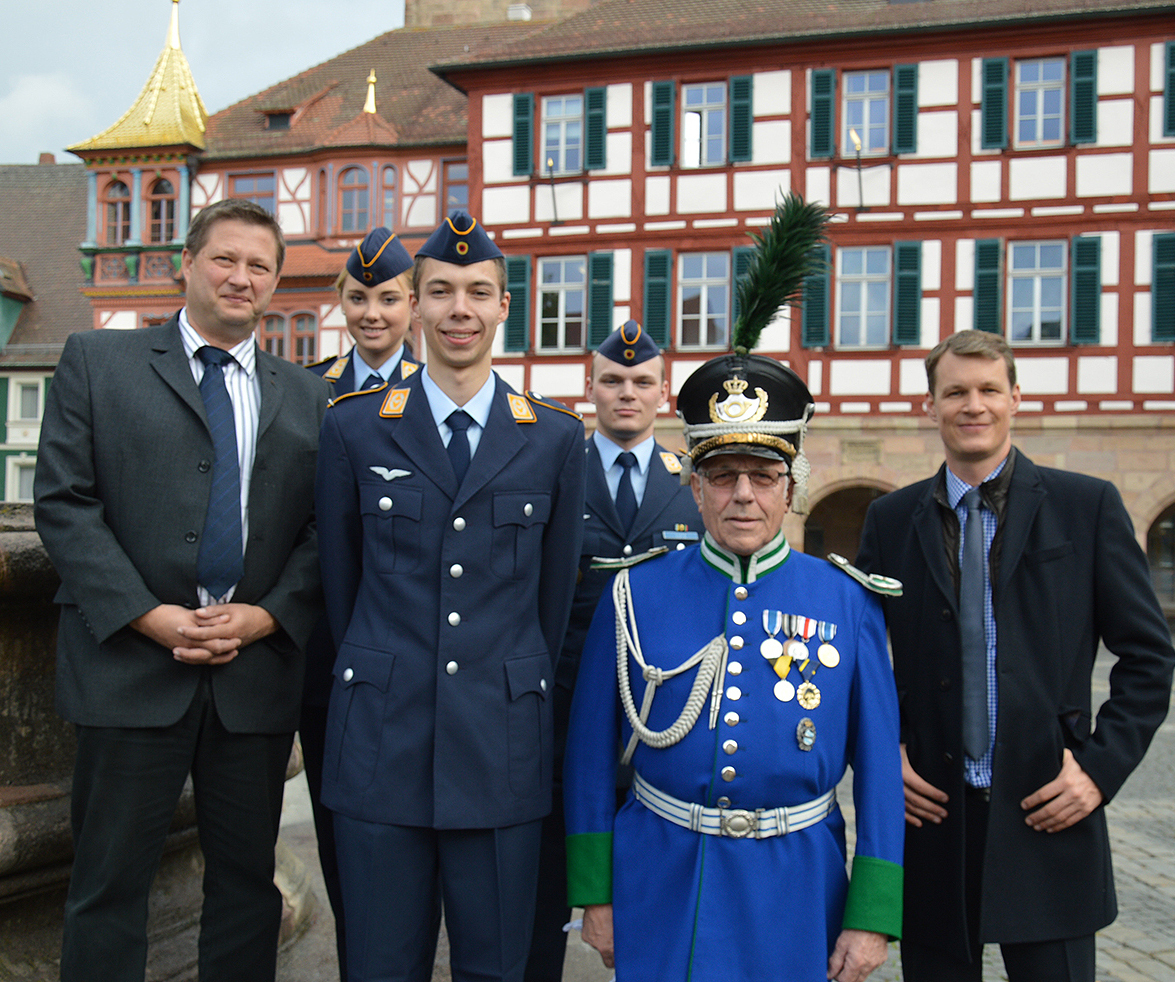 Gruppenfoto vor dem Beginn der Kriegsgräber-Sammlung in der Goldschlägerstadt (v.l.) Dirk Mewes (Bezirksgeschäftsführer VDK), Flieger OA Anna-Lena Eickelberg, Flieger OA Jonas Kreten, Fähnrich Søren Lutz (7. Kompagnie Luftwaffenausbildungsbattaillon), Hubert Weber (Historisch K. B. Bürgerwehr Schützen-Compagnie) und Oberbürgermeister Matthias Thürauf