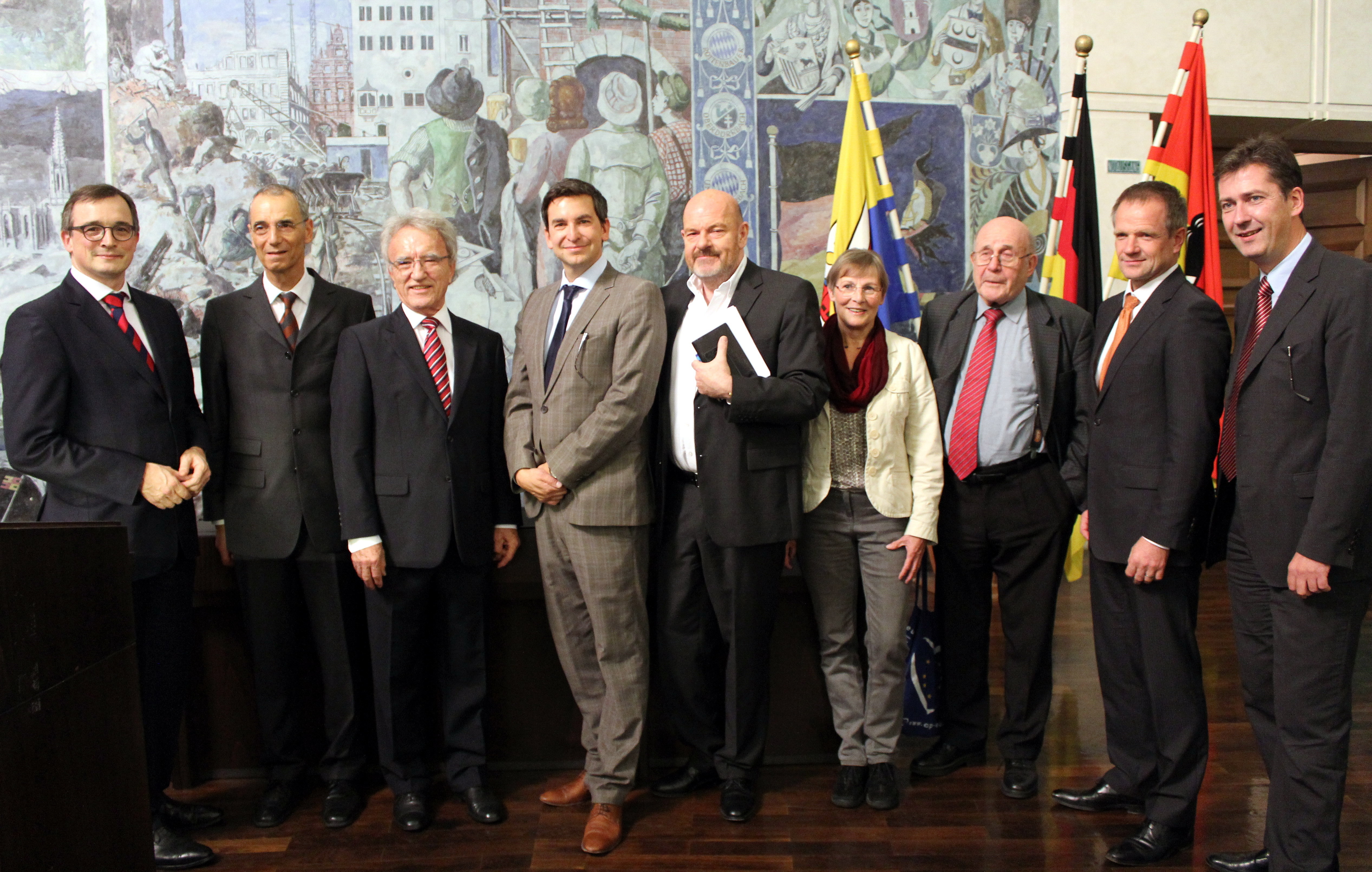 Spannende Geschichtsstunde im Ratssaal zur deutschen Wiedervereinigung:
Prof. Dr. Andreas Rödder, Prof. Dr. Michael Wolffsohn, Prof. Dr. h.c.
Horst Teltschik, Prof. Dr. Peter Hoeres, Dr. Ralf Georg Reuth, Brigitta Wurschi, Dr. Wolfgang Bötsch, Oberbürgermeister Dr. Jens Triebel und Oberbürgermeister Christian Schuchardt.