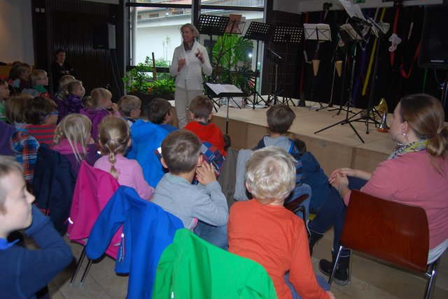 Begrüßung der Kinder durch die stellvertretende Schulleitung R. Büschel