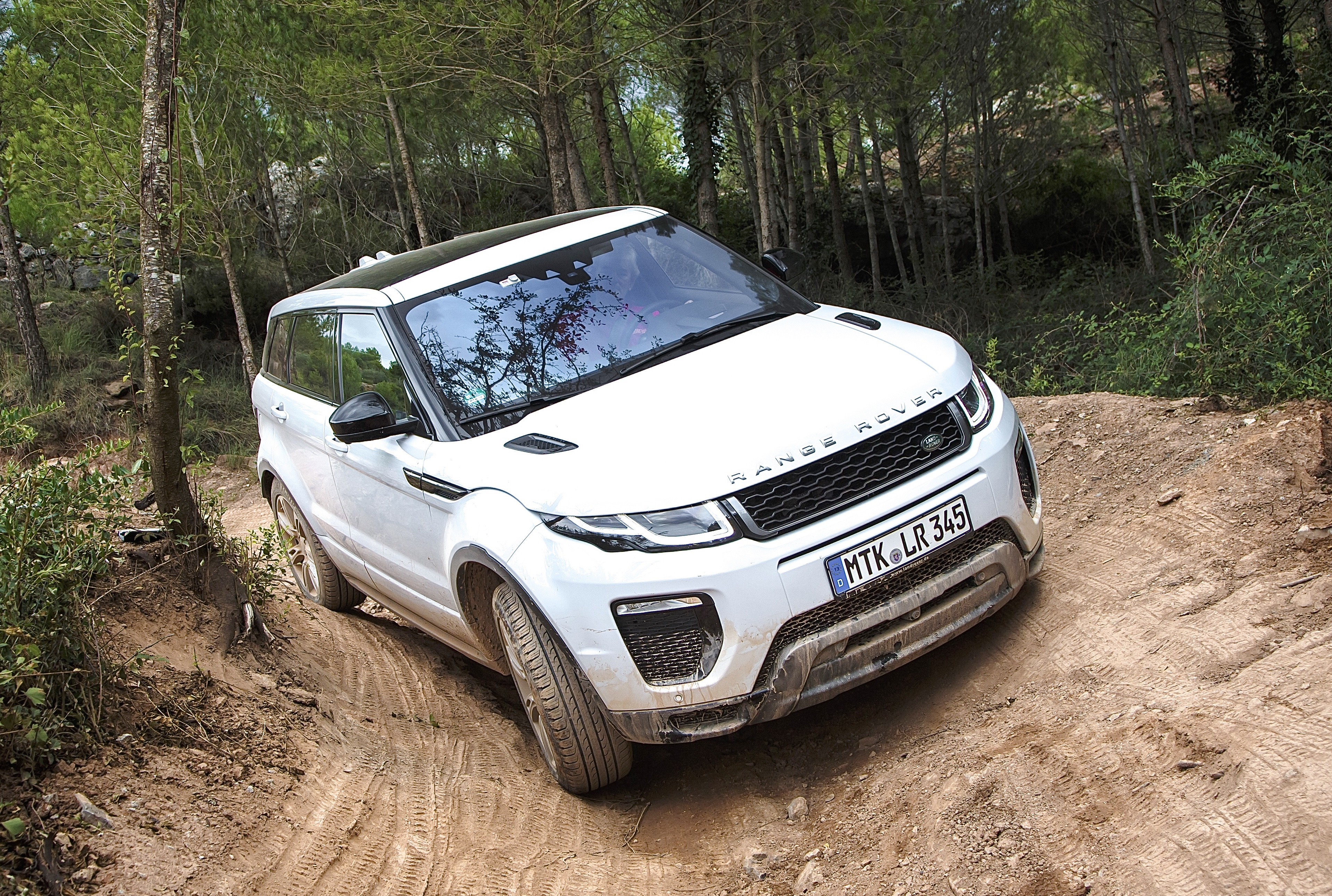 Ein permanenter Allradantrieb, der auch im schwersten Gelände Herausforderungen meistert, wird beim neuen Range Rover Evoque selbstverständlich angeboten – eine Version nur mit Frontantrieb wird durch die Kundschaft hartnäckig ignoriert. Foto: Auto-Medienportal.Net/Land Rover