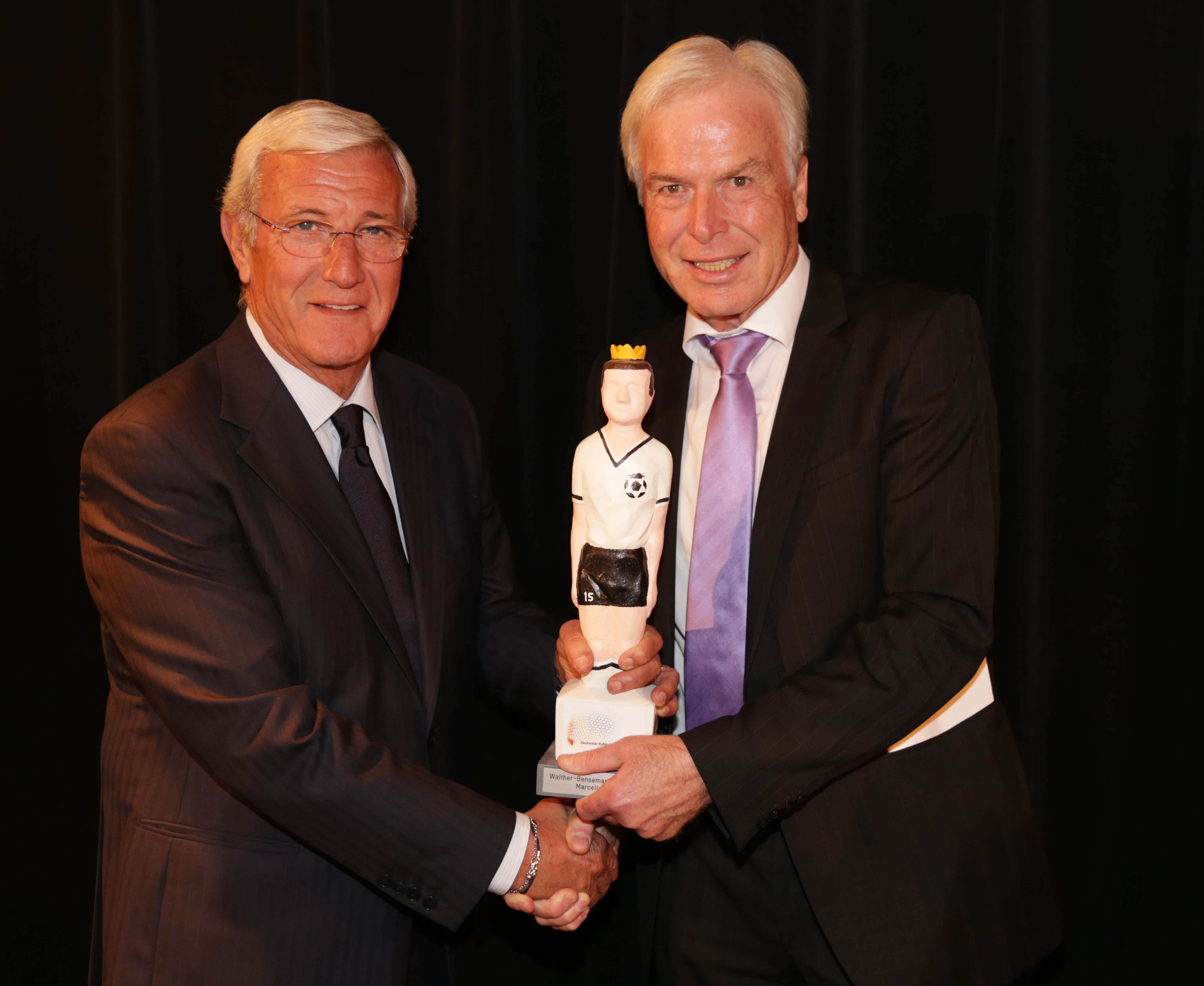 WM-Trainer Marcello Lippi erhält den Fußball-Kulturpreis 2015 aus den Händen von Kicker-Herausgeber Rainer Holzschuh (r.)