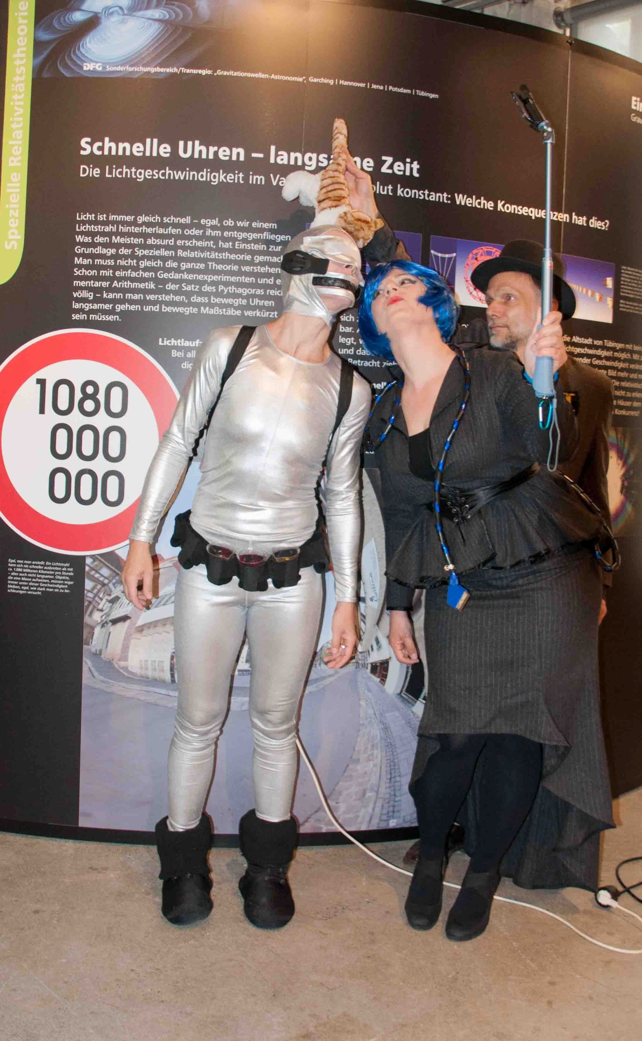 „EinsteinKI will tanzen!“ im Planetarium Nürnberg.