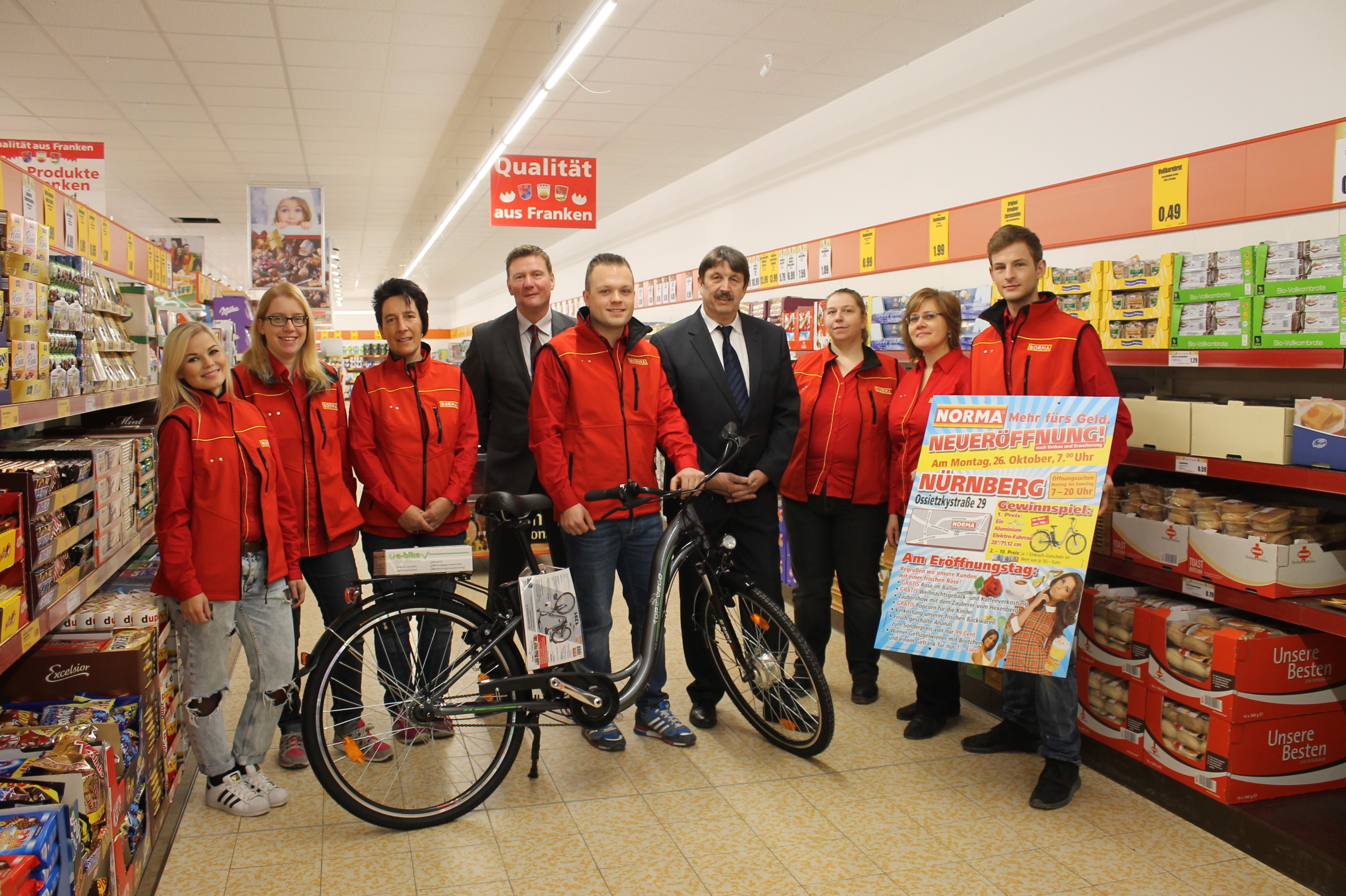 NORMA-Verkaufsleiter Jörg Schuchardt (4.v.l.), NORMA-Bereichsleiter Wilfried Berg (4.v.r.), Filialleiter Dominic Kaiser (r.) und das freundliche NORMA-Team präsentieren den Hauptpreis, der anlässlich des Neueröffnungs-Gewinnspiels, verlost wird.