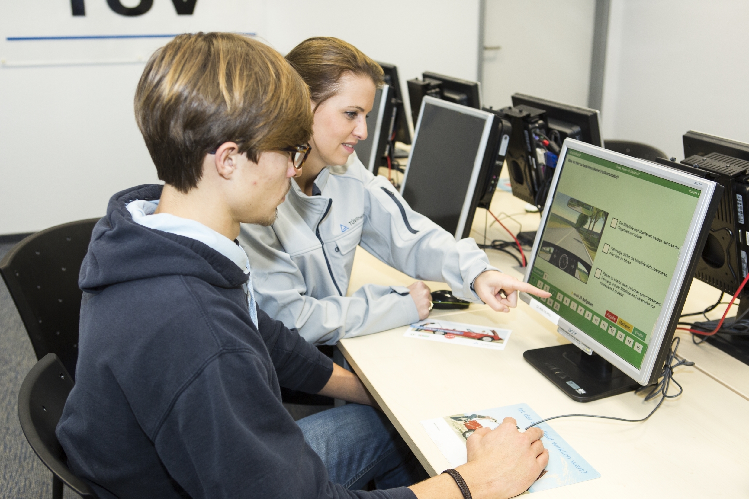 Theoretische Führerscheinprüfung am PC.