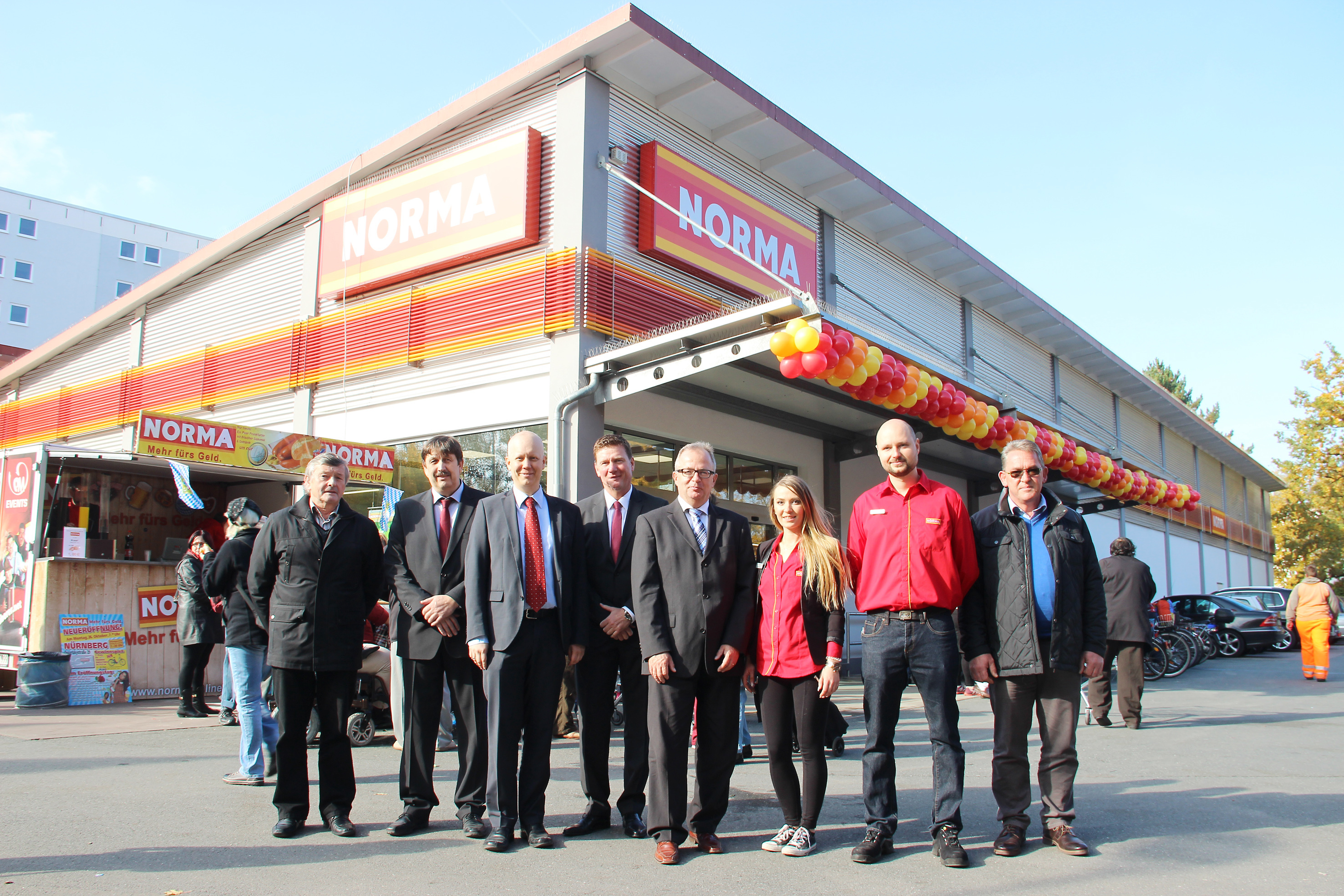 NORMA-Chefs und Mitarbeiter feiern die Neueröffnung der Filiale in der Ossietzkystraße 29.