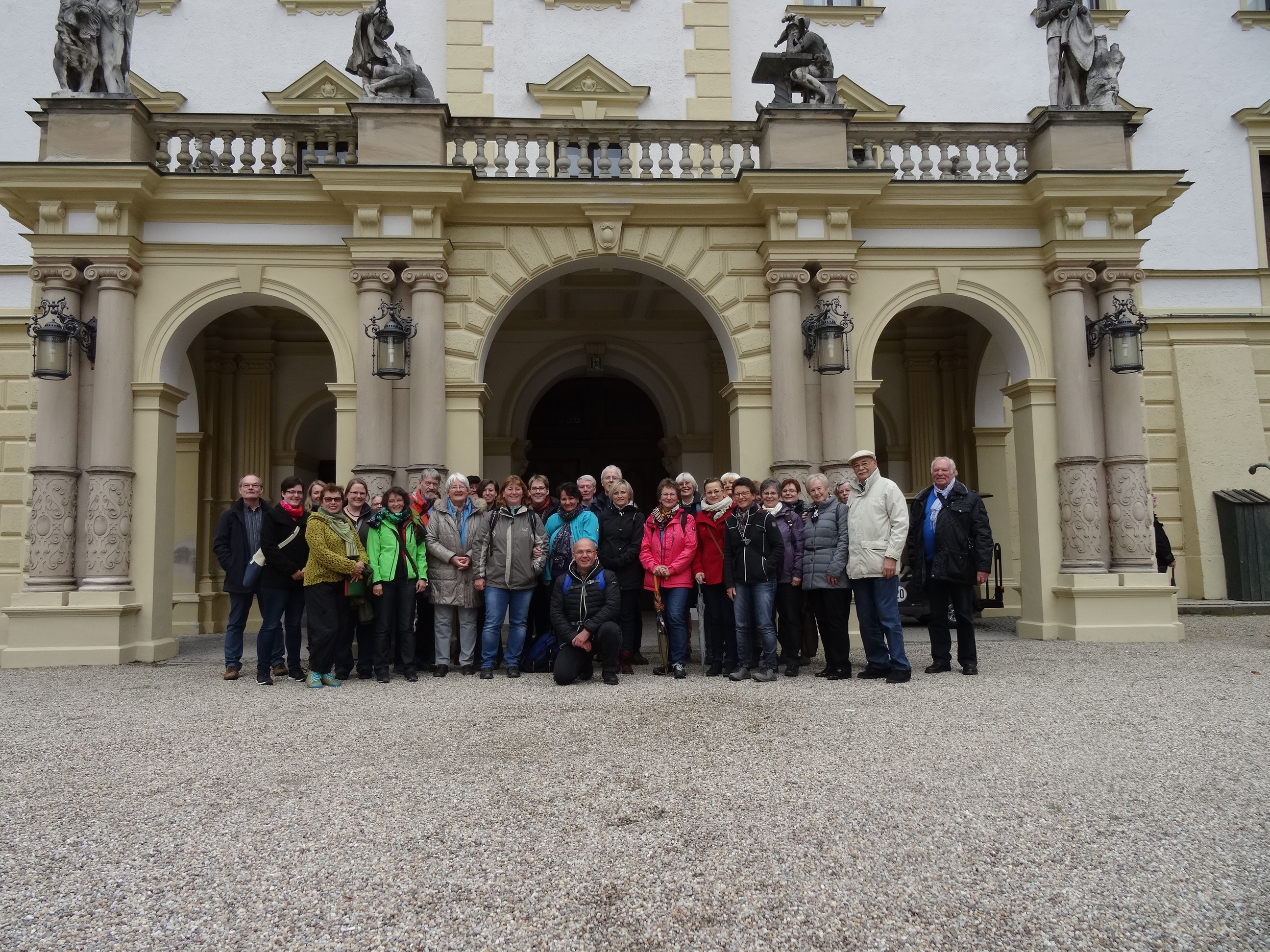 Der Dehnberger Hof Chor vor dem Schloss St. Emmeram (Foto: privat)