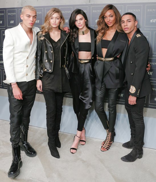 Schauspieler Dudley O'Shaughnessy (l.), Model Gigi Hadid (2.v.l.), Olivier Rousteing (r., Balmain-Creative Director), Model Kendall Jenner (Mitte) sowie Model Jourdan Dunn bei der #HMBalmaination in New York. | Foto: H&M Newsroom/Balmain