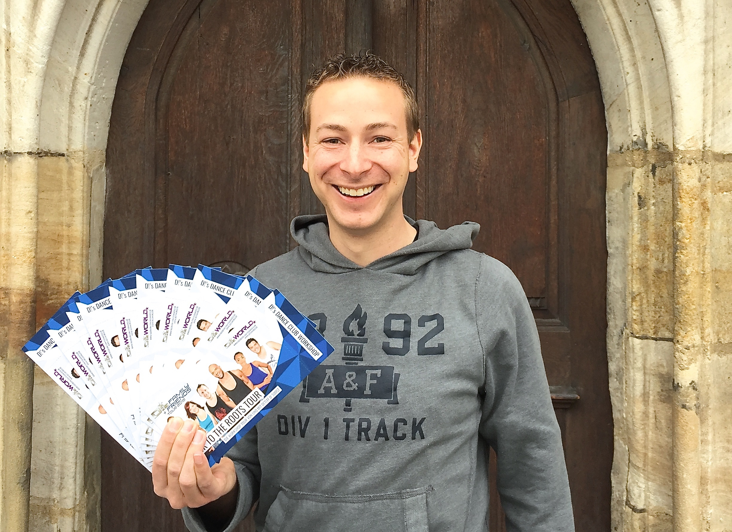 Josua Flierl mit den zehn Freikarten, die er an Forchheimer Jugendliche verschenkt. Foto: Stadt Forchheim