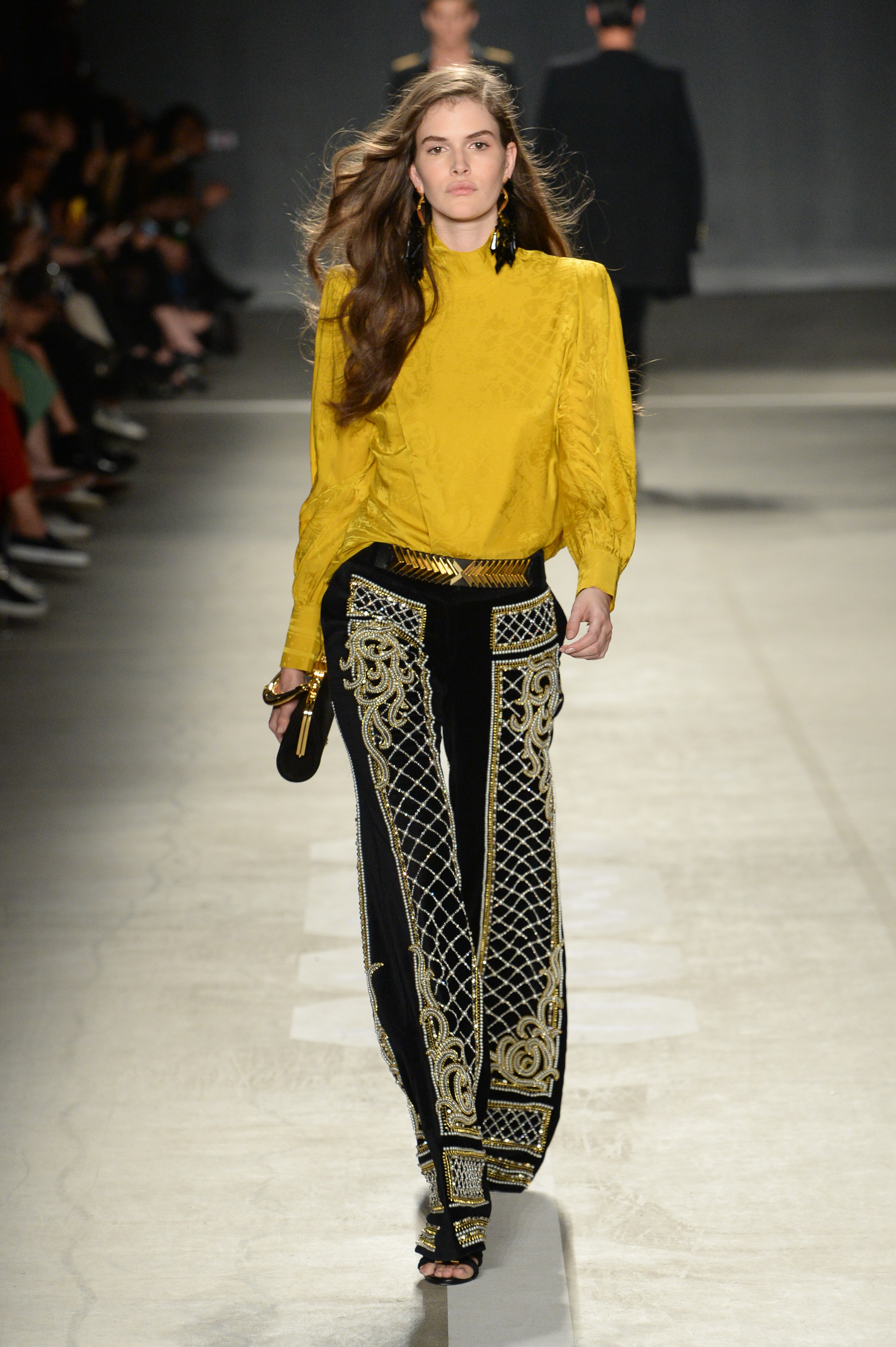 Handwerkskunst und luxuriöse französische Mode von Balmain in der neuen H&M Kollektion.