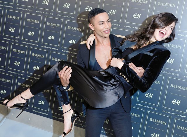 Olivier Rousteing trägt Kendall Jenner auf Händen. | Foto: H&M Newsroom/Balmain