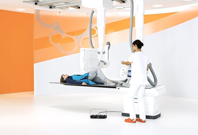 Alles zielt darauf ab, die Röntgendosis für Patienten und Klinikpersonal so gering wie möglich zu halten. Genaues Fokussieren und die Vermeidung wiederholter Untersuchungen helfen, vor unnötiger Strahlenbelastung zu schützen. Foto: Siemens AG, München/Berlin