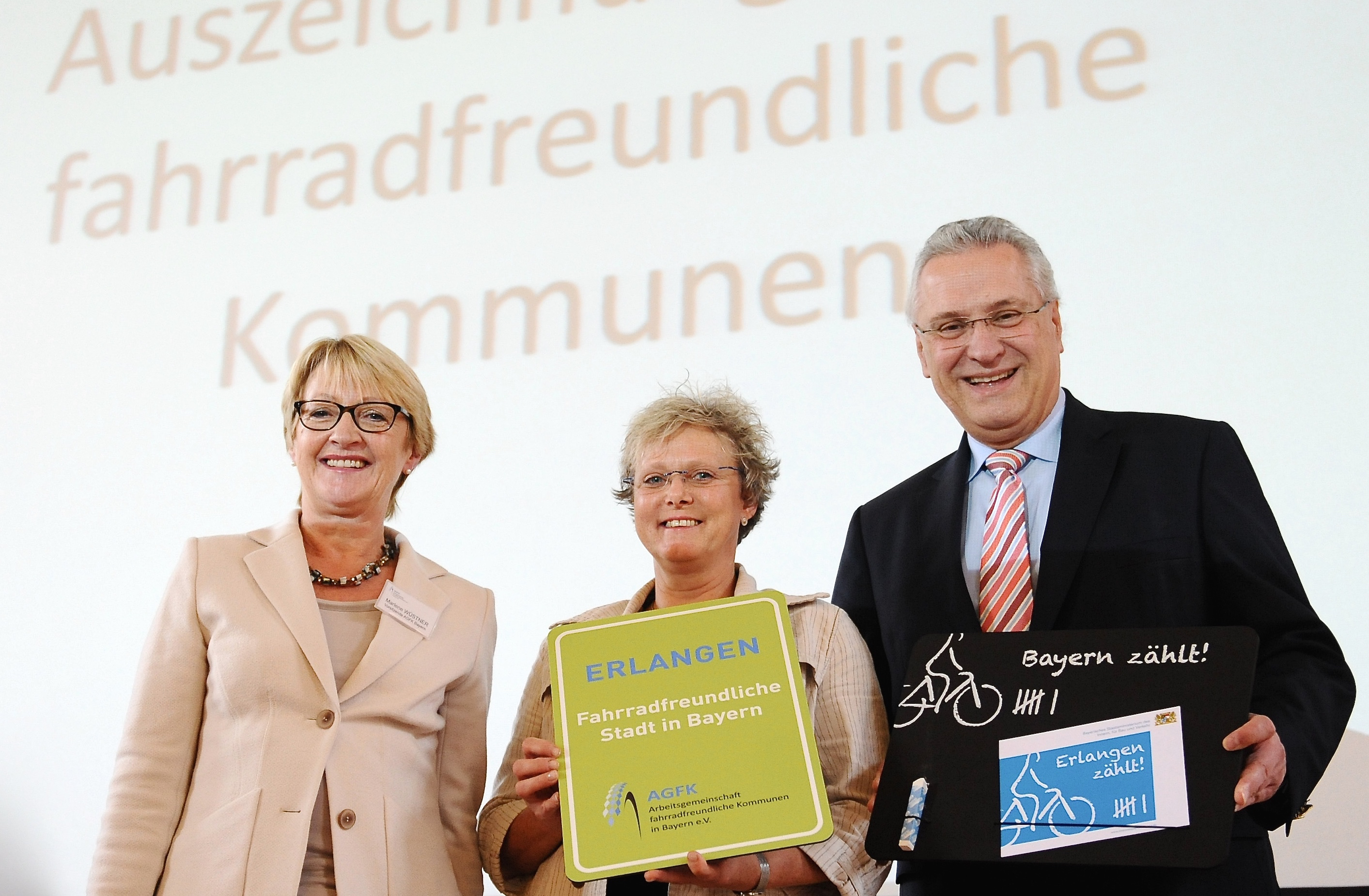 Marlene Wüstner, Susanne Lender-Cassens und Staatsminister Joachim Herrmann (v.l.n.r.) bei der Auszeichnung in München. Foto: AGFK Bayern