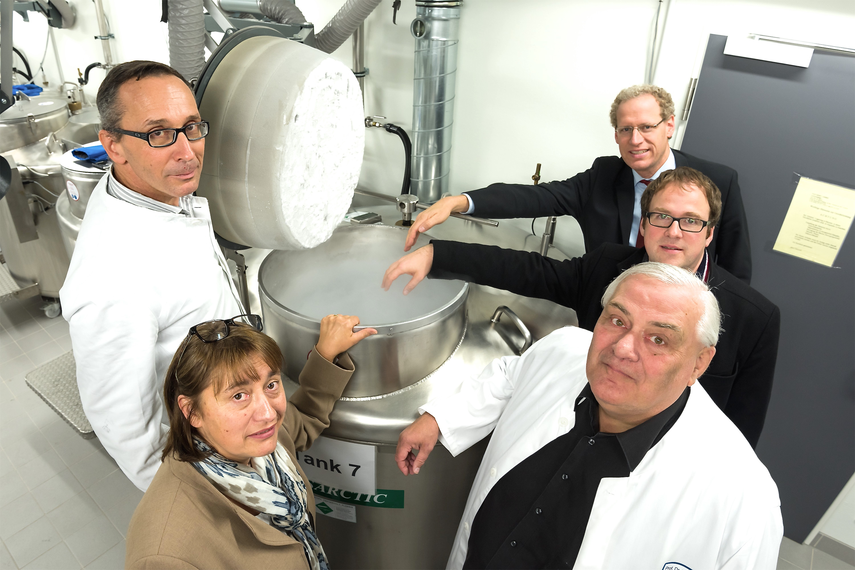 Von links im Uhrzeigersinn: Gabriele Klaußner (Stellvertretende Landrätin Landkreis Erlangen-Höchstadt), Prof. Dr. Volker Weisbach (Leiter Stammzellbank), Dr. German Hacker (1. Bürgermeister Stadt Herzogenaurach), Dr. Florian Janik (Oberbürgermeister Stadt Erlangen) und Prof. Dr. Reinhold Eckstein (Leiter Transfusionsmedizin). Foto: Uni-Klinikum Erlangen