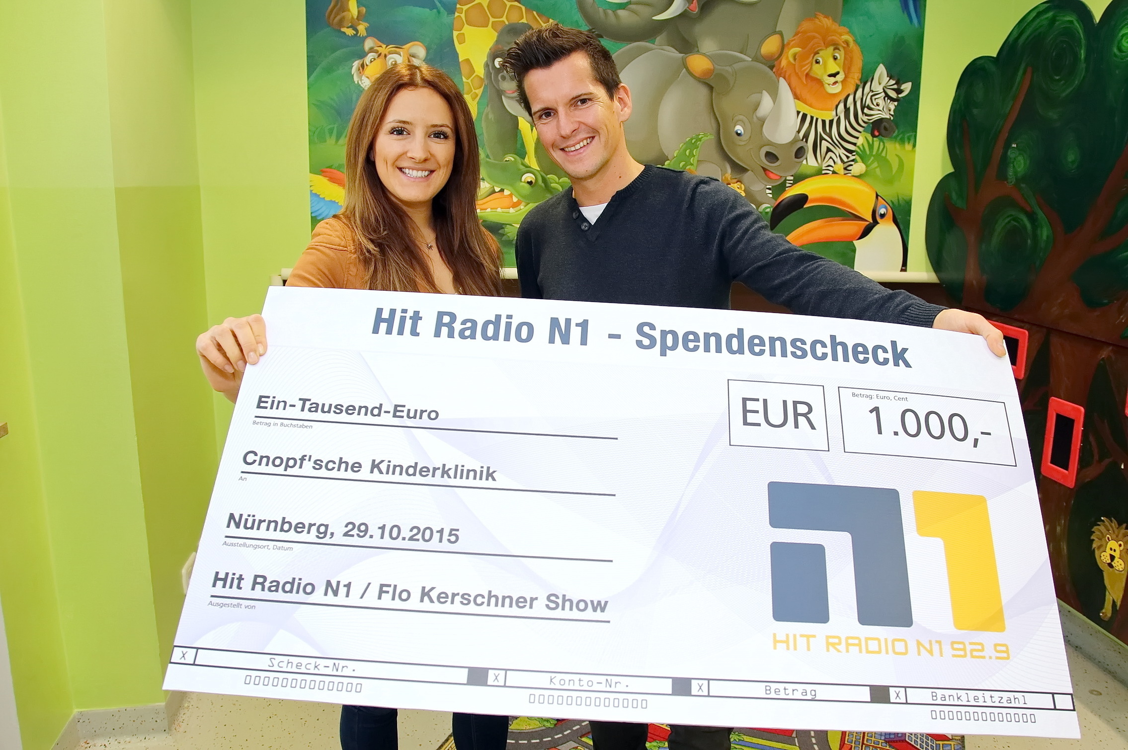 Die N1-Moderatoren Anna Noé und Florian Kerschner übergaben einen Spendenscheck in Höhe von 1000 Euro an die Cnopfsche Kinderklinik in Nürnberg.
