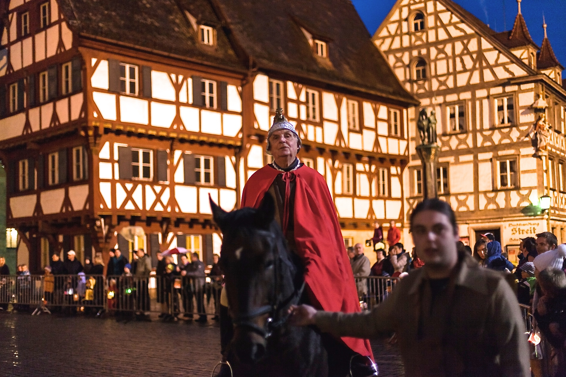 Auch heuer reitet der Stadtpatron Sant Martin duch zum Rathausplatz. Foto: Archiv/R. Rosenbauer